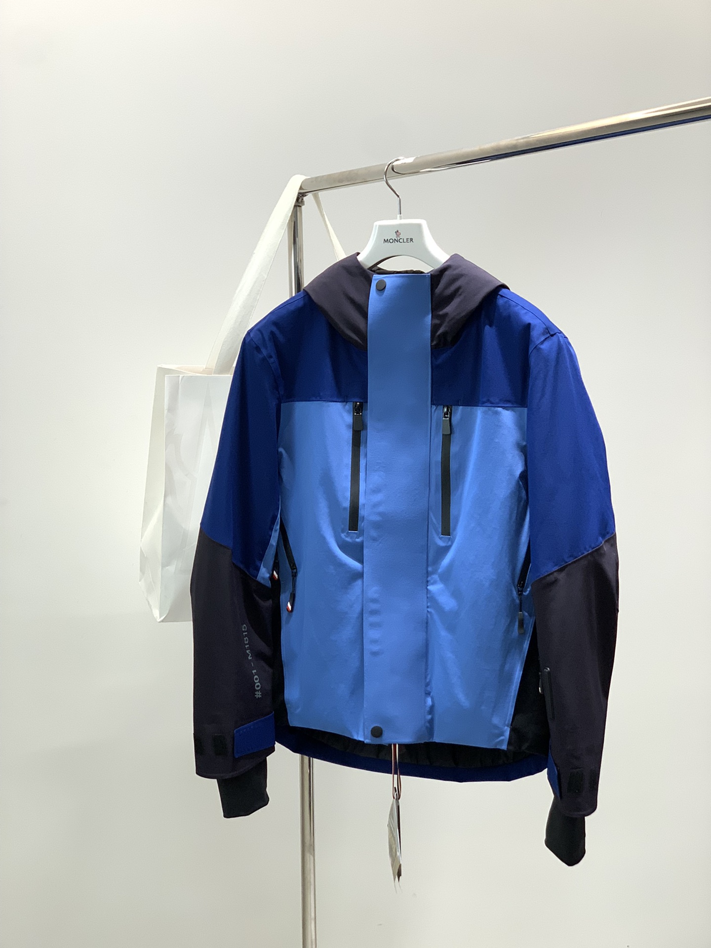 ，Moncler 蒙口，2025冬季最新品，专柜同步有售，原单狠货，时尚休闲连帽拼接棉服外套，上身舒适！