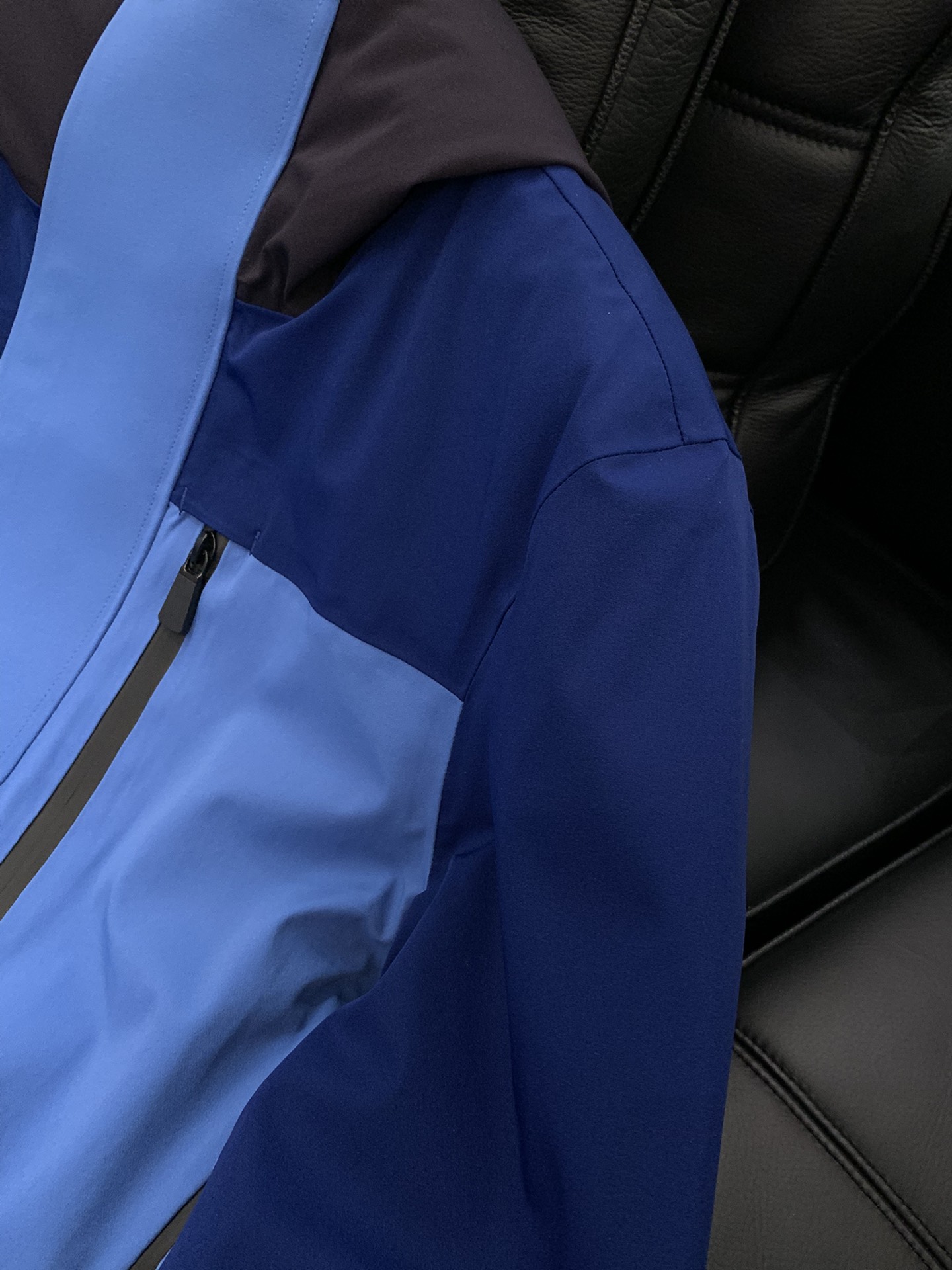 ，Moncler 蒙口，2025冬季最新品，专柜同步有售，原单狠货，时尚休闲连帽拼接棉服外套，上身舒适！