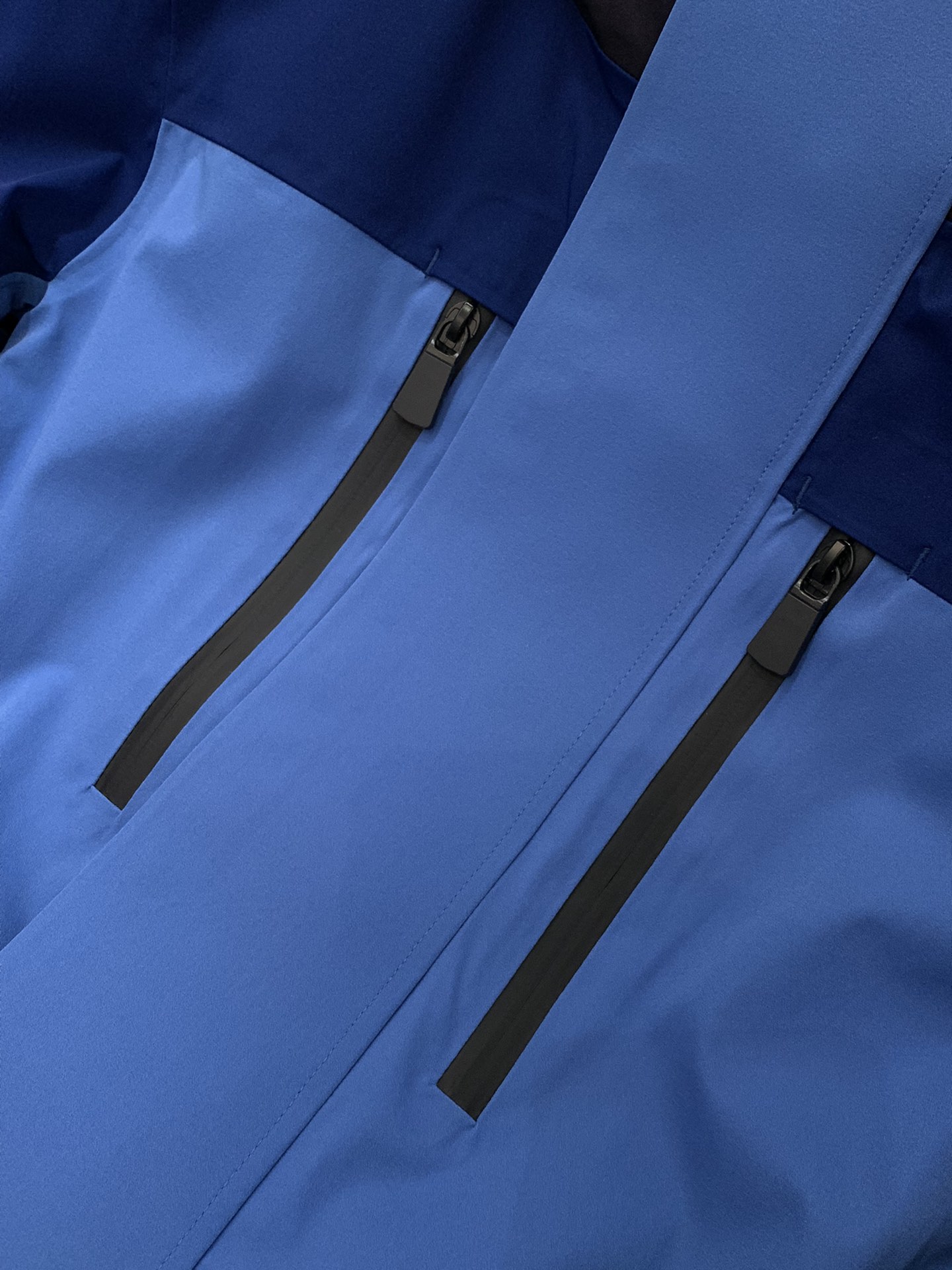 ，Moncler 蒙口，2025冬季最新品，专柜同步有售，原单狠货，时尚休闲连帽拼接棉服外套，上身舒适！