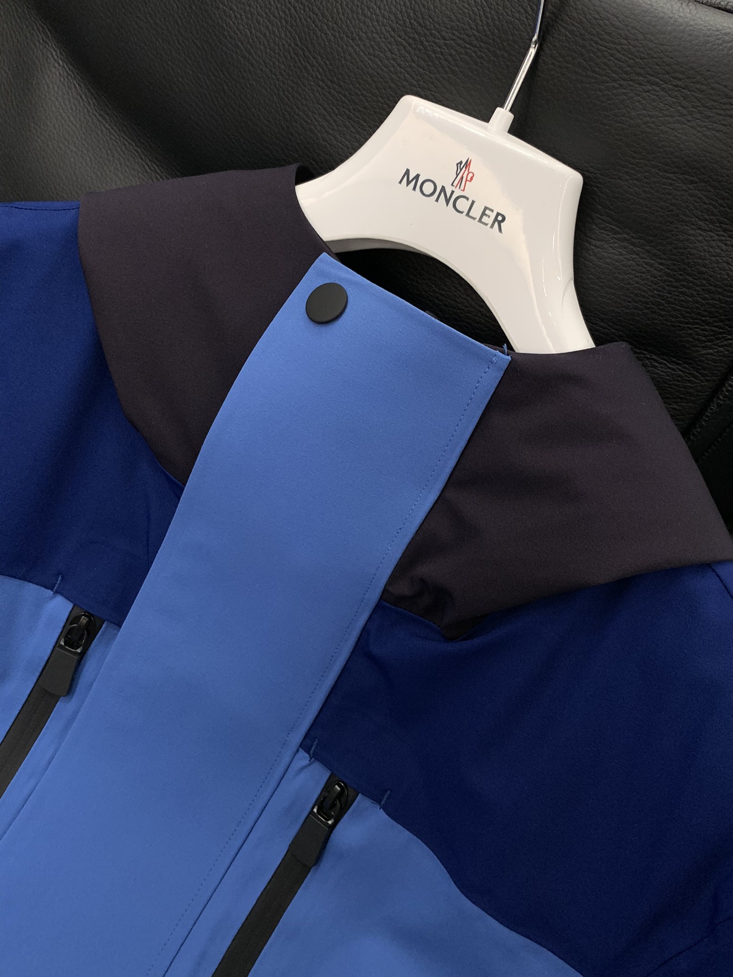 ，Moncler 蒙口，2025冬季最新品，专柜同步有售，原单狠货，时尚休闲连帽拼接棉服外套，上身舒适！