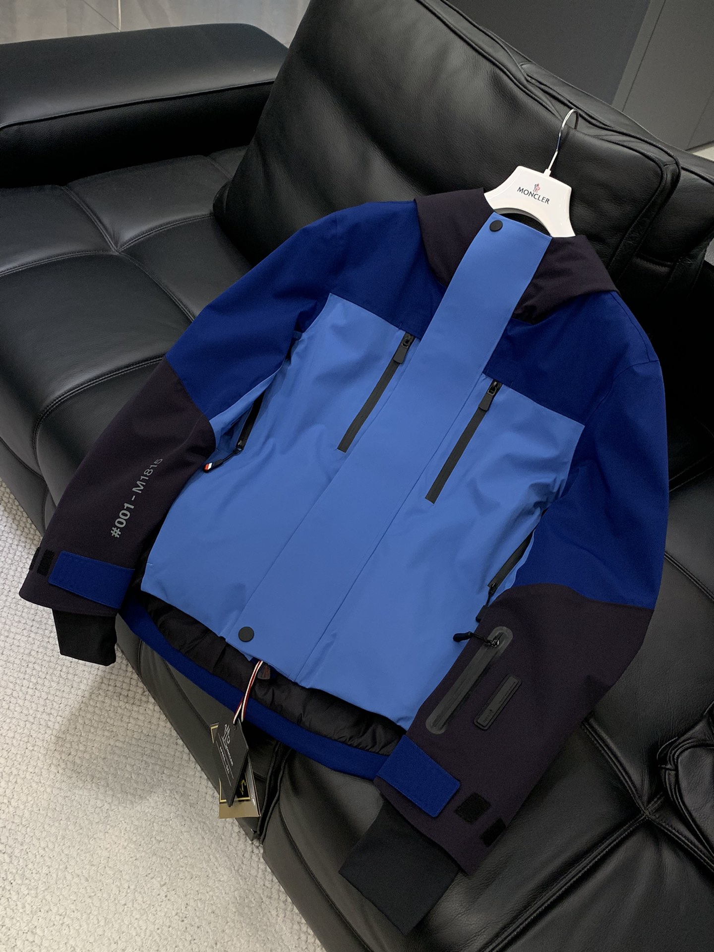 ，Moncler 蒙口，2025冬季最新品，专柜同步有售，原单狠货，时尚休闲连帽拼接棉服外套，上身舒适！