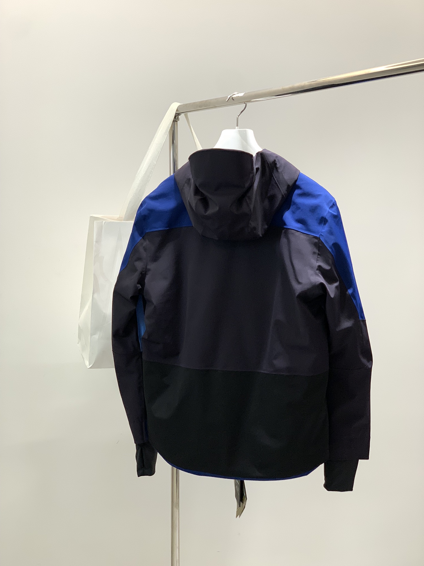 ，Moncler 蒙口，2025冬季最新品，专柜同步有售，原单狠货，时尚休闲连帽拼接棉服外套，上身舒适！