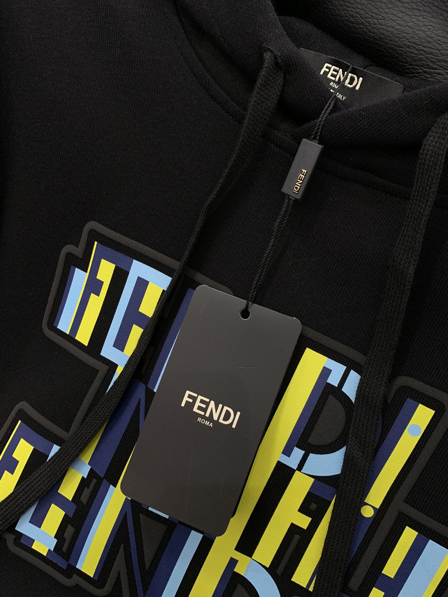 ，FENDI 芬迪，2025秋季最新品，专柜同步有售，原单狠货，时尚休闲连帽卫衣，进口原版面料，顶级印花