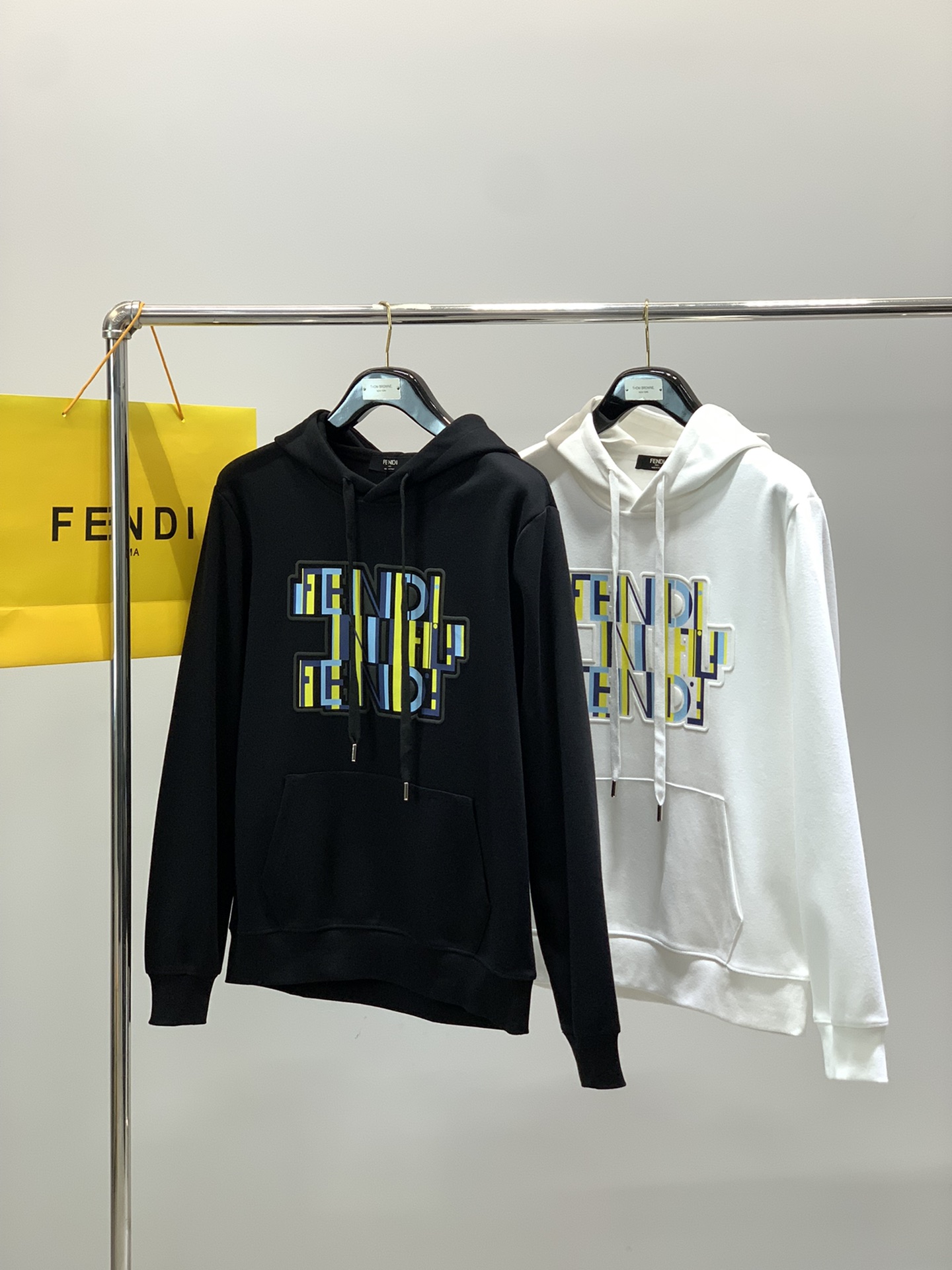 ，FENDI 芬迪，2025秋季最新品，专柜同步有售，原单狠货，时尚休闲连帽卫衣，进口原版面料，顶级印花