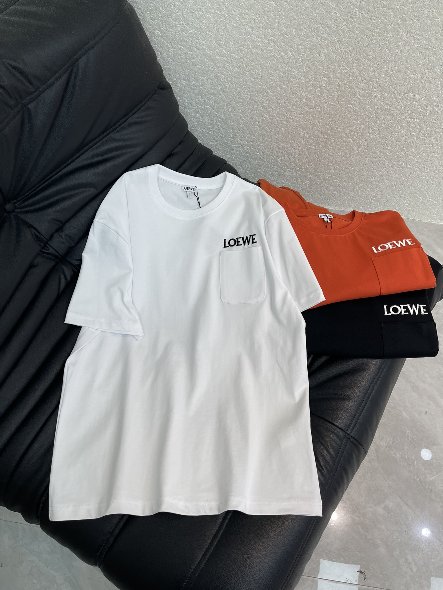 NO:611716,Loew*26 new early spring short-sleeved T-shirt with pocket embroidery. Pure cotton fabric. High-density fashionable sports style. Everyday wear. Playful and age-reducing design elements full of vitality. High quality. Loose fit. Same style for men and women. Sizes SML, loewe, T-shirt, tees, t-shirt, alexander wang19860909Loew*26早春新品口袋刺绣短袖T恤 纯棉面料 高密度时髦运动风 每个日常的穿搭 俏皮减龄充满元气的设计元素 高品质 宽松版型 男女同款 尺码SML,,loewe,T-shirt,tees，t-shirt,alexander wang,Women's clothing