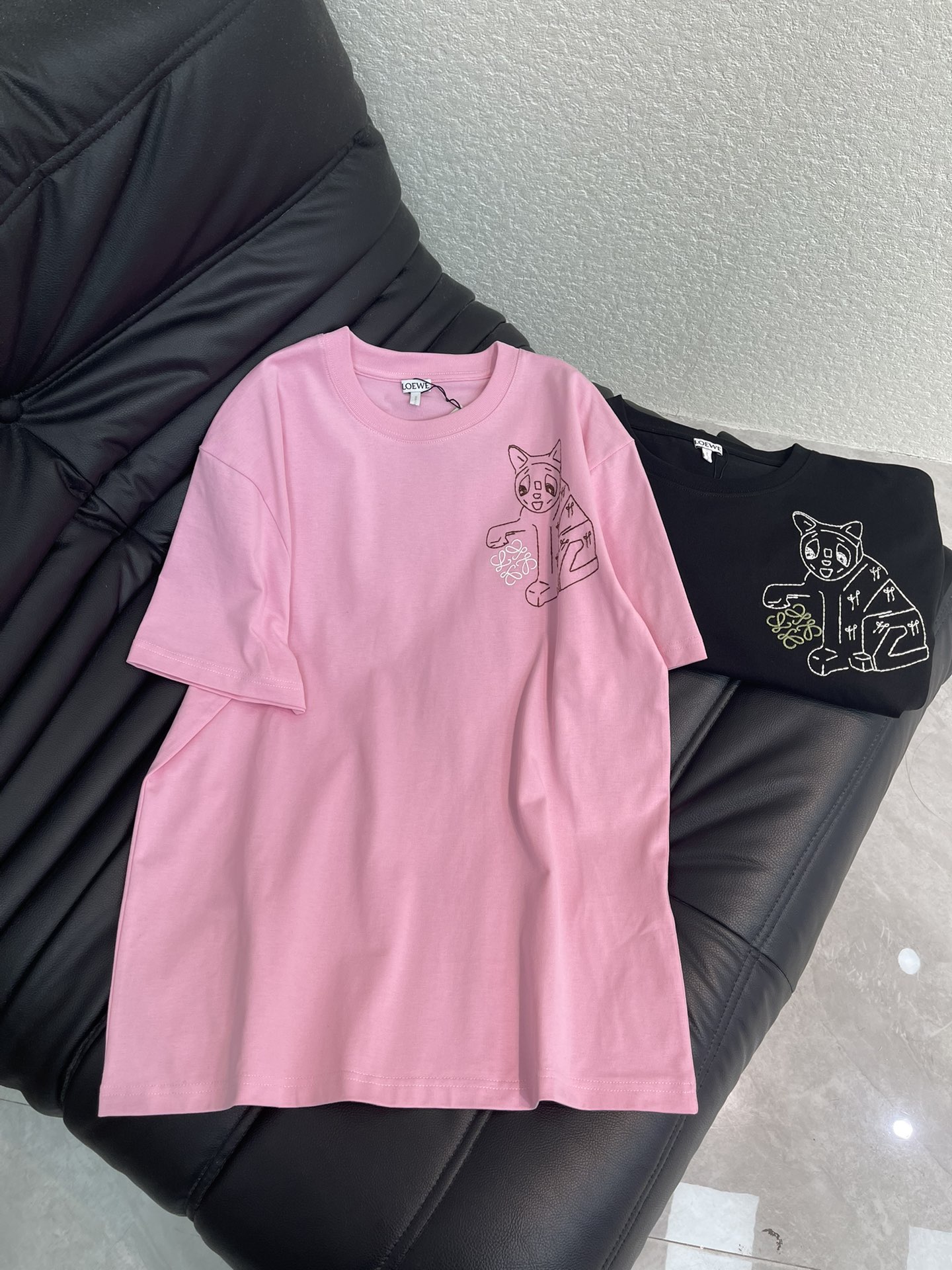 NO:611712,Loew*26 early spring new product co-branded limited cat embroidered short-sleeved T-shirt. Pure cotton fabric. High-density fashionable sports style. Every daily wear. Playful and age-reducing design elements full of vitality. High quality. Loose fit. Same style for men and women. Sizes SML,,loewe,T-shirt,tees,t-shirt,alexander wang19860909Loew*26早春新品联名限定猫咪刺绣短袖T恤 纯棉面料 高密度时髦运动风 每个日常的穿搭 俏皮减龄充满元气的设计元素 高品质 宽松版型 男女同款 尺码SML,,loewe,T-shirt,tees，t-shirt,alexander wang,Women's clothing