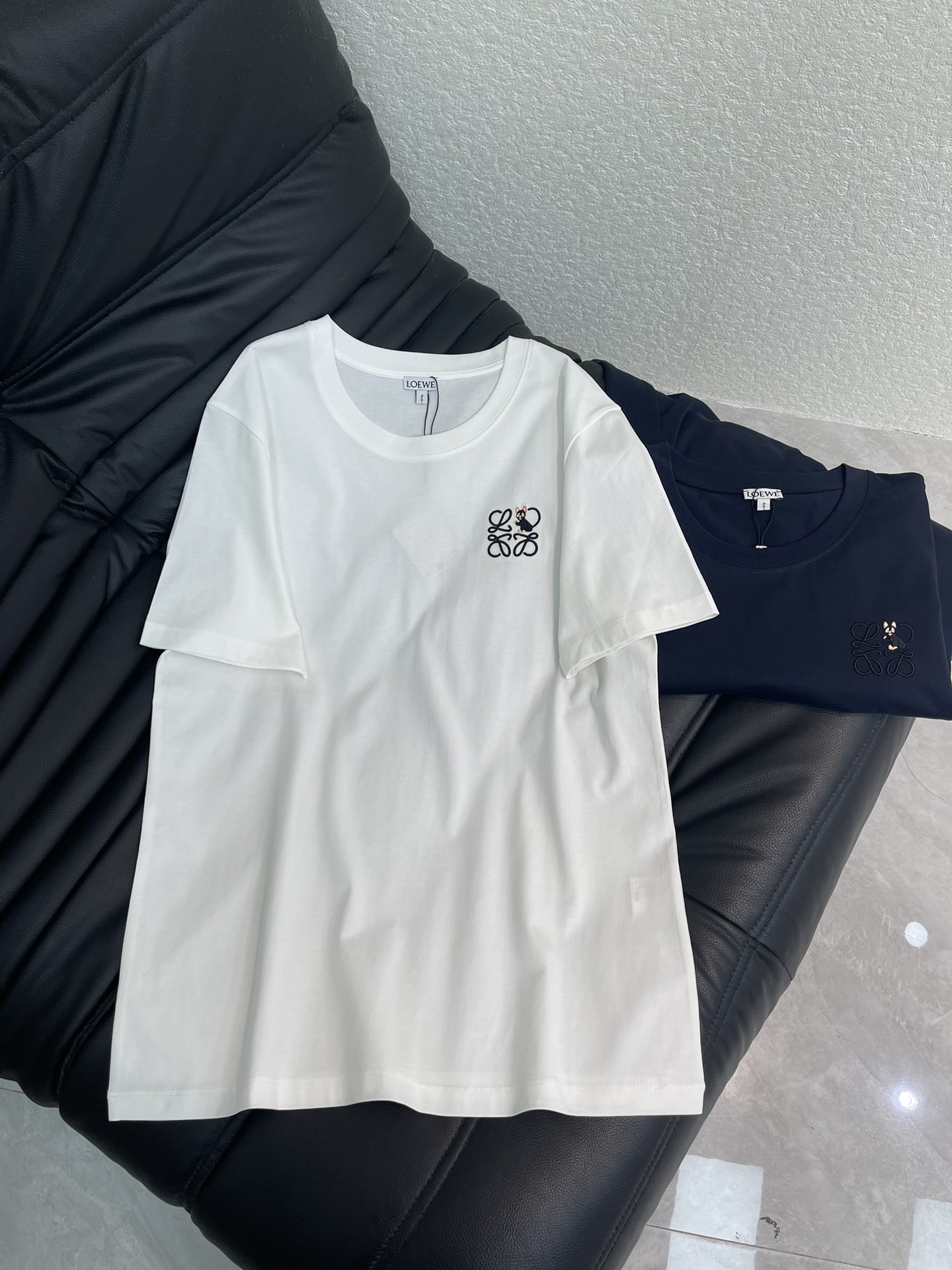 NO:611704,Loew*26 early spring new product co-branded limited cat embroidered short-sleeved T-shirt. Pure cotton fabric. High-density fashionable sports style. Everyday wear. Playful and age-reducing design elements full of vitality. High quality. Sizes SML, loewe, T-shirt, tees, t-shirt, alexander wang19860909Loew*26早春新品联名限定猫咪刺绣短袖T恤 纯棉面料 高密度时髦运动风 每个日常的穿搭 俏皮减龄充满元气的设计元素 高品质 尺码SML,,loewe,T-shirt,tees，t-shirt,alexander wang,Women's clothing