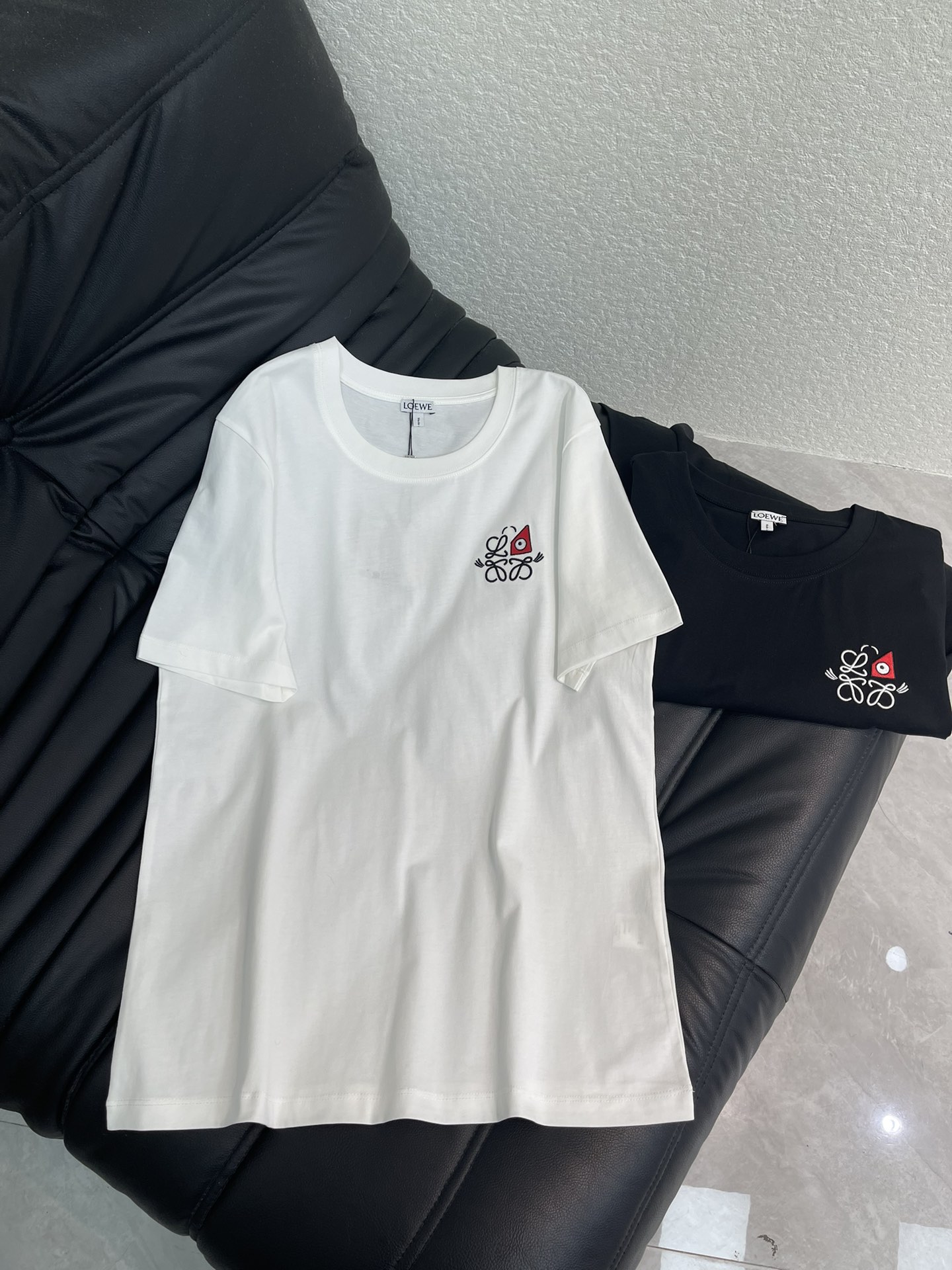 NO:611708,Loew*26 early spring new product joint limited cat embroidered short-sleeved T-shirt. Pure cotton fabric. High-density fashionable sports style. Everyday wear. Playful and age-reducing design elements full of vitality. High quality. Size SML A,,loewe,T-shirt,tees,t-shirt,alexander wang19860909Loew*26早春新品联名限定喵星人刺绣短袖T恤 纯棉面料 高密度时髦运动风 每个日常的穿搭 俏皮减龄充满元气的设计元素 高品质 尺码SML A,,loewe,T-shirt,tees，t-shirt,alexander wang,Women's clothing