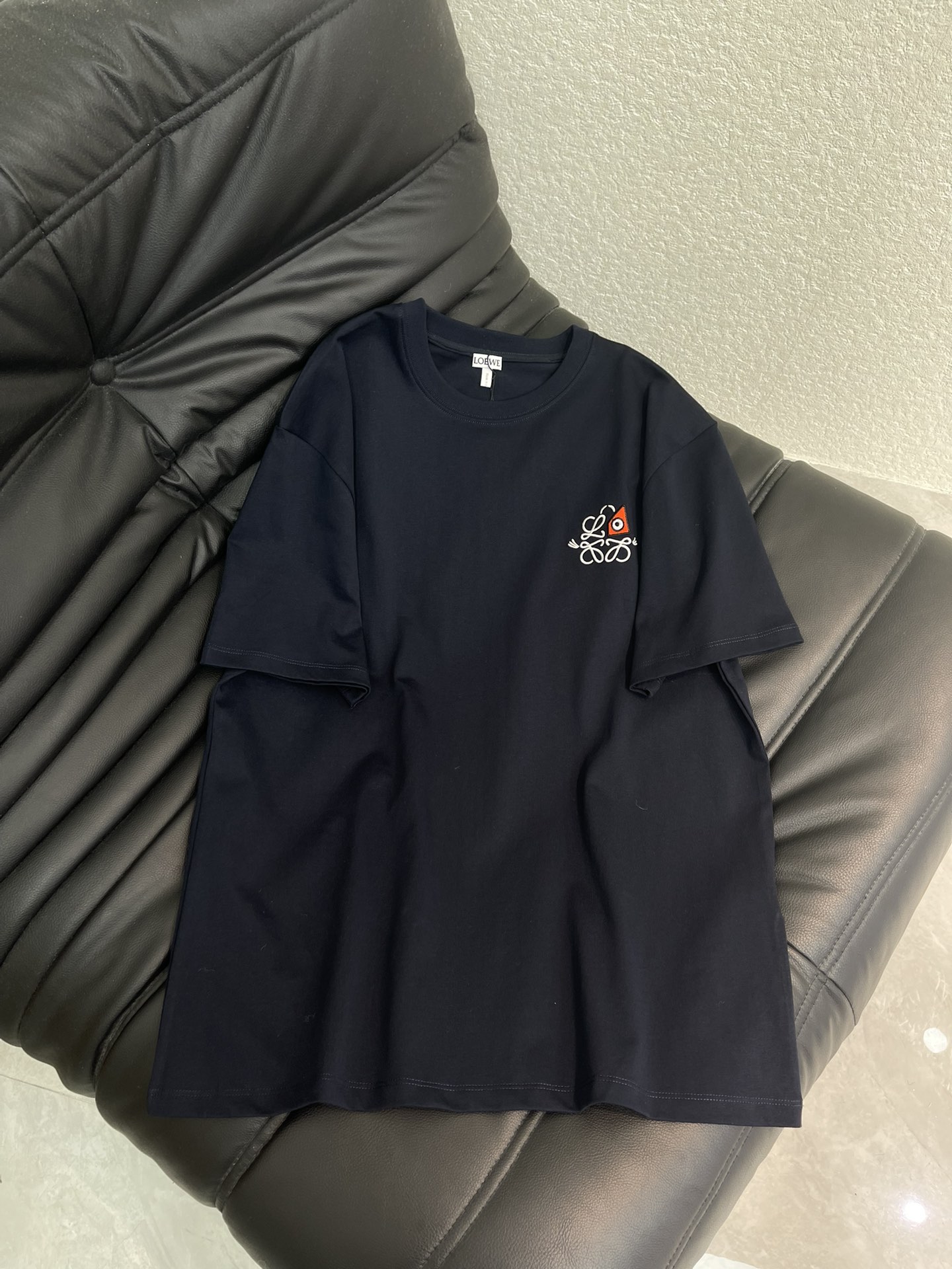 NO:610759,Loew*26 new early spring embroidered short-sleeved T-shirt, exquisite and loose fit, makes the upper body slimmer!  Same style for men and women, customized with the latest craftsmanship, low-key luxury!  Fashionable must-have items to unlock all outfits!  Look for our quality!  The classic items are fashionable and high-end, and the classic styles are versatile and easy to match!  SML,,loewe,T-shirt,tees,t-shirt,alexander wang19860909Loew*26早春新品刺绣短袖T恤 精致宽松版型上身巨显瘦！男女同款 定制最新工艺 低调奢华！ 时髦精必备单品解锁所有穿搭！ 认准我家品质！经典单品时髦又高级 经典版型百搭不挑人！ SML,,loewe,T-shirt,tees，t-shirt,alexander wang,Women's clothing