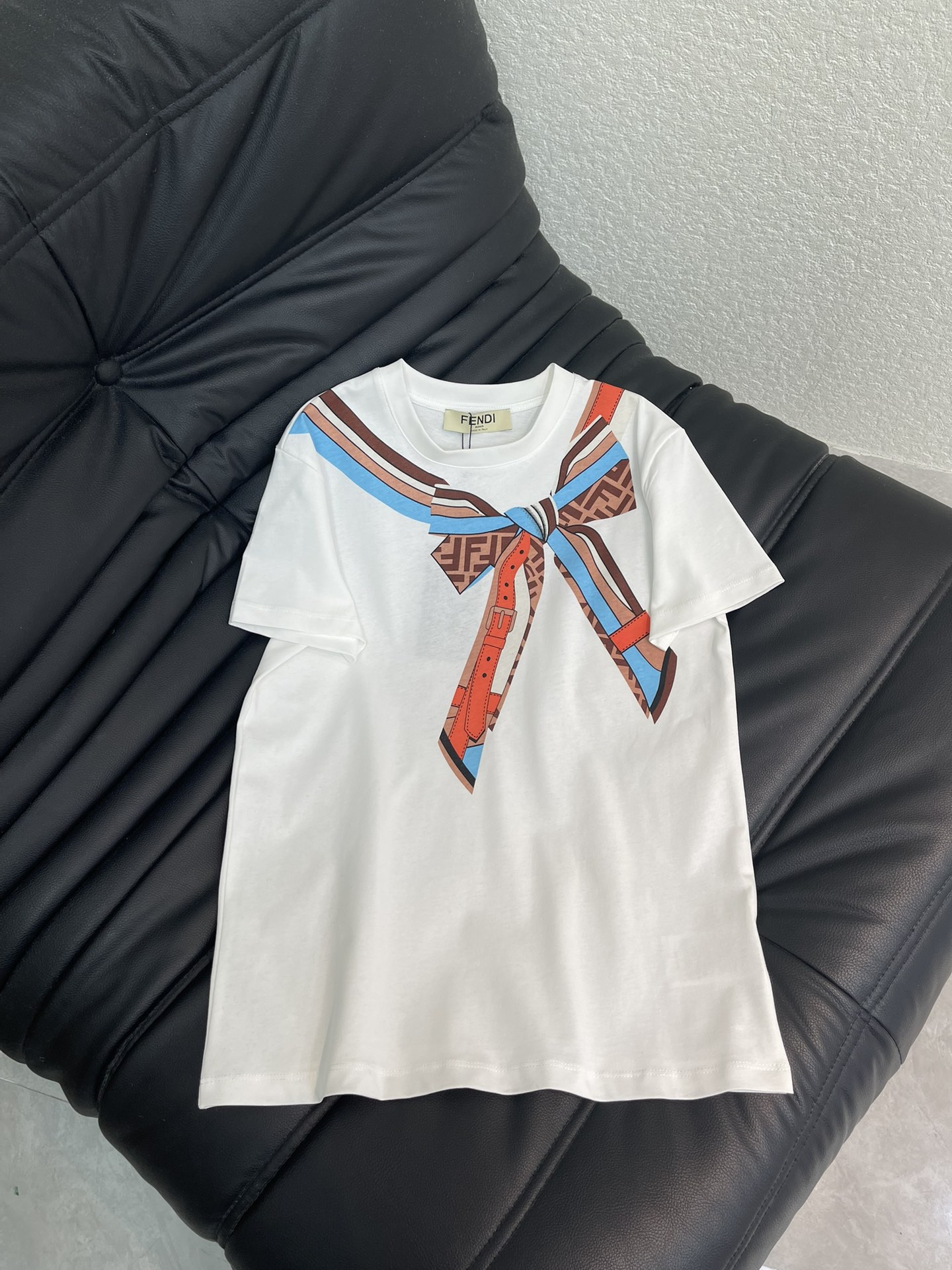 NO:610765,Fend*26 new early spring new ribbon printed round neck short-sleeved T-shirt. Customized YB native cotton material, breathable and comfortable, full of texture, slim-fitting short-sleeved T-shirt cut, using printing technology, showing refreshing multi-layered red, blue and brown colors, outlining the ribbon pattern double F logo, strengthening the brand identity, fashionable and high-end, creating a personalized style, fashionable and relaxed, and stylish when worn alone. SML A,, T-shirt, tees, t-shirt, alexander  wang19860909Fend*26早春新款丝带印花圆领短袖T恤.定制YB原生全棉材质,透气舒适,质感十足,修身短袖T恤裁剪,采用印花工艺处理,呈现清爽多层次红蓝棕配色,勾勒出丝带图案双F徽标,加强品牌标识度,时尚高级感立现,打造个性风格,时髦松弛,单穿内搭都出彩时髦.SML A,,T-shirt,tees，t-shirt,alexander wang,Women's clothing