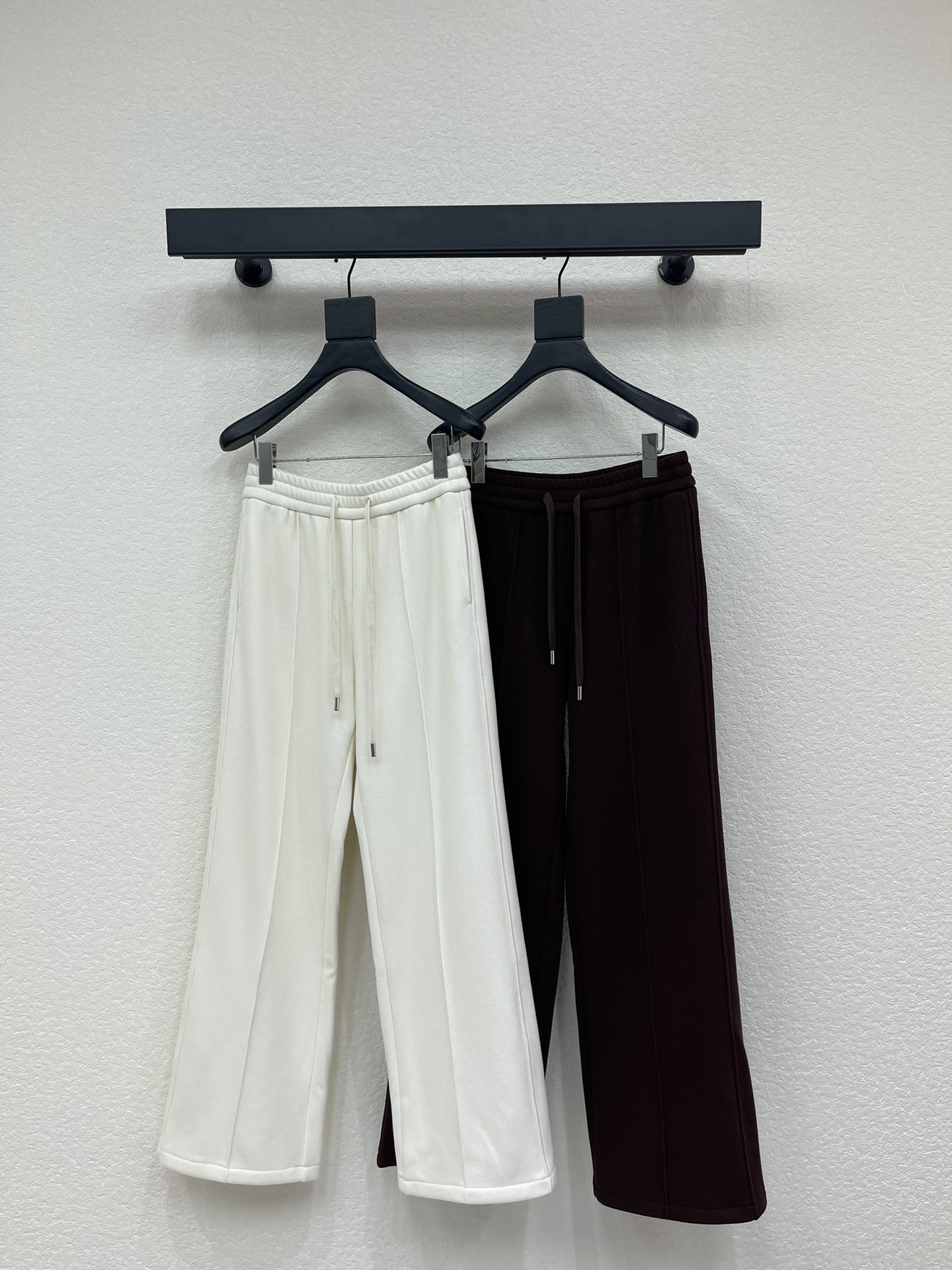 NO:610735,Celin*25 new drawstring elastic waist plus velvet casual pants. High-quality wool fabric texture is soft, delicate and comfortable. Harmonious color matching, low-key luxury, age-reducing girlhood!  A must-have artifact for Bai Fumei!  The classic version is versatile and easy to wear. It is highly recommended to keep it for yourself!  The quality of workmanship depends on the details SML,,celine,alexander wang19860909Celin*25新款抽绳松紧腰加绒休闲裤 高品质羊毛面料质感柔软细腻舒适. 色系搭配和谐 低调奢华 减龄少女时代！白富美必备神器！ 经典版型百搭不挑人 强烈推荐自留款！ 做工品质看细节 SML,,celine,alexander wang,Women's clothing