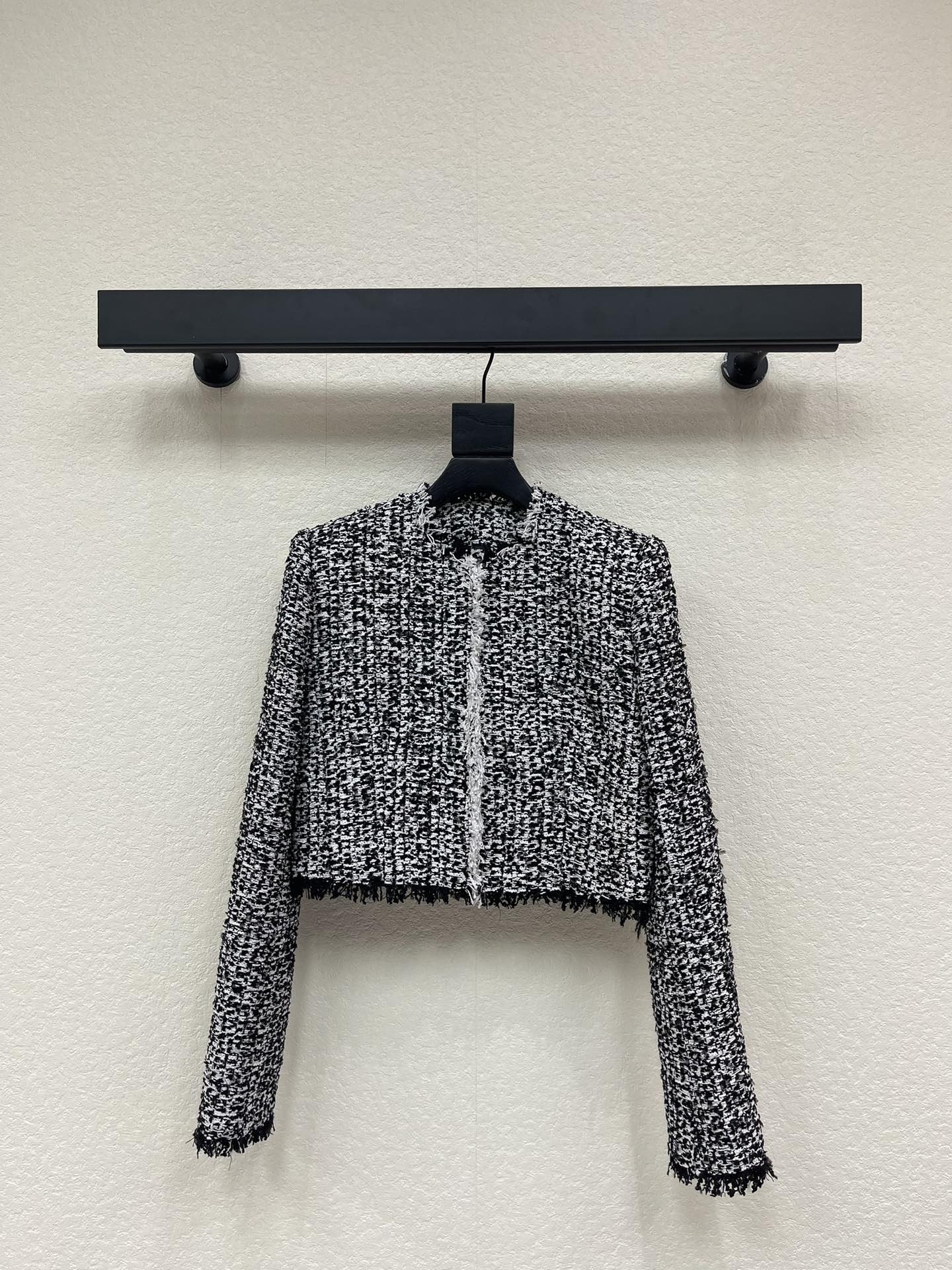 NO:610729,Balmai*'s 25th autumn and winter new product is a French black and white tweed jacket with a handmade fringed placket design that is modern and handsome. It is a versatile item that is fashionable and high-end!  The 3D three-dimensional tailoring of the shoulder-padded short version makes the upper body cool, light and mature, and makes you appear taller!  The texture of the imported woven tweed fabric is superb. The elegant temperament of the upper body is fashionable and neat. Lady Princess Style SML,,balmain,balmain,jackets & coats,jackets & coats,alexander wang19860909Balmai*巴尔曼25秋冬新品 法式黑白小香风粗花呢夹克外套,手工流苏边开襟设计摩登帅气,百搭单品时髦又高级！3D立体剪裁垫肩短款版型上身酷飒轻熟感又显高挑！进口编织软呢面料质感超赞.上身优雅的气质穿搭出时髦利落感 淑女千金公主范SML,,balmain,balmain,jackets & coats,jackets & coats,alexander wang,Women's clothing