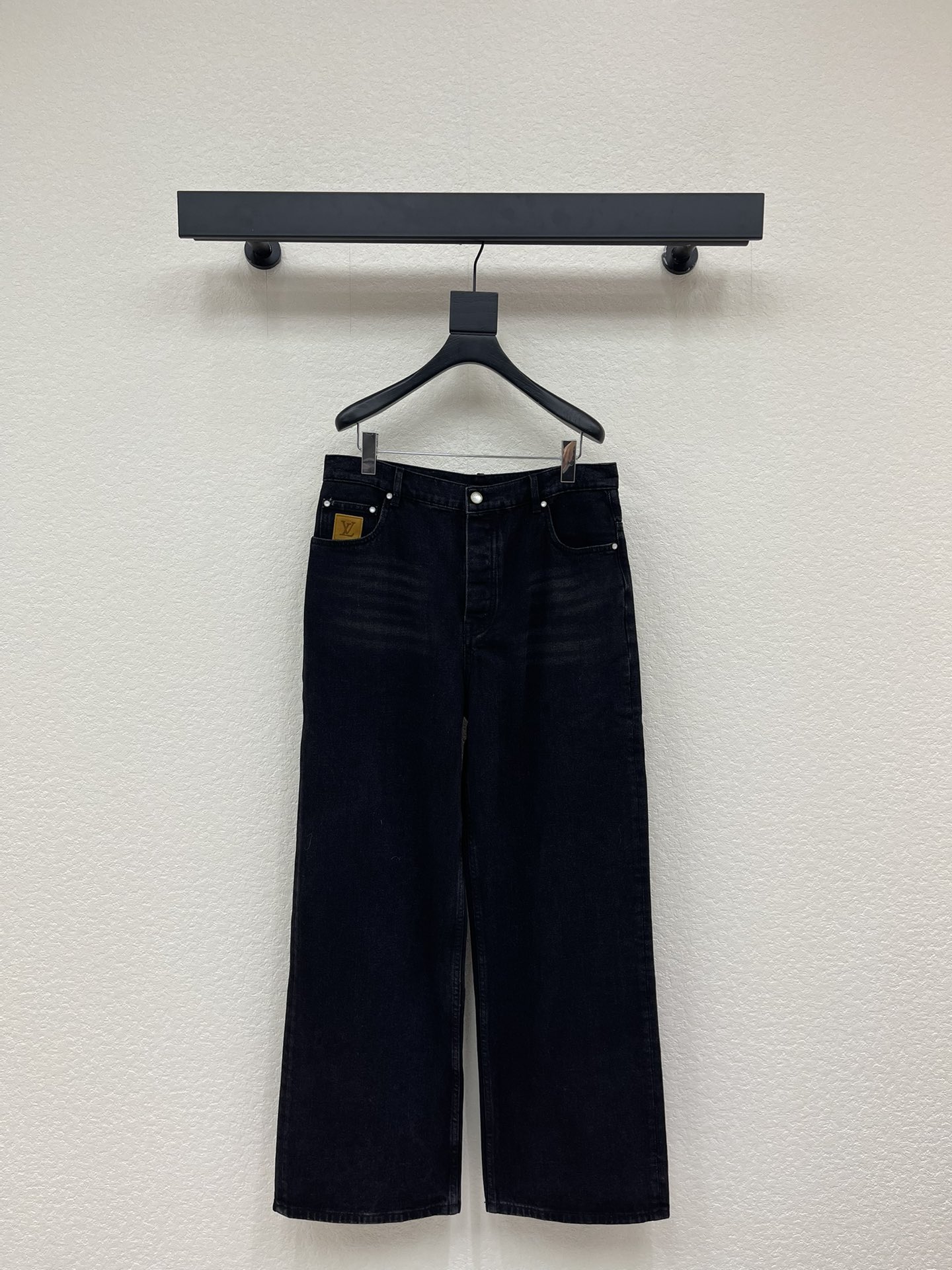 NO:622515,Louis  Vuitto* new wide-leg denim trousers with embroidered leather label. Made of twill pure cotton denim fabric, natural pearl buttons, with brand logo engraved on the surface. The bottom is equipped with an alloy base. The leather label uses leather label processing and suede technology, original opening  Molded floral logo. Back leather checkerboard logo suede cowhide. The chic wide-leg silhouette easily brightens up various looks. Eye-catching topstitching, LV logo embroidery on the back pocket, and nubuck leather patches on the ticket pocket and waist all prove the brand's exquisite craftsmanship. Same style for men and women!  S-XL,,louis vuitton,louis vuitton,cowhide,alexander wang19860909Louis Vuitto*新款刺绣皮标阔腿牛仔长裤.采用斜纹纯棉牛仔面料,采用天然珍珠纽扣,面上刻字有品牌标识logo.底部搭配合金座.皮标采用皮标加工翻毛工艺,原版开模压花标识.后皮棋盘格标识翻毛牛皮.以别致阔腿廓形轻松点亮各式造型.醒目明线、后口袋LV标识刺绣,以及票袋和腰部的正绒面革贴饰一道印证品牌精湛匠艺.男女同款！S-XL,,louis vuitton,louis vuitton,cowhide,alexander wang,Women's clothing