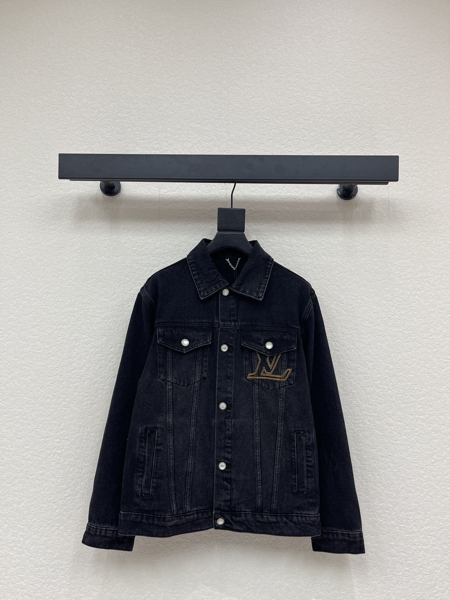 NO:622509,Louis Vuitto's latest denim jacket with embroidered leather label lapels. It is made of twill cotton denim fabric. It uses natural pearl buttons with the brand logo engraved on the surface. It is equipped with an alloy seat at the bottom. The chest pocket is embroidered with topstitch LV letters, and the rear nubuck leather Damier label is embossed with the LV logo. It shows Louis Vuitton's exquisite craftsmanship. The pearlescent buttons light up the daily choice. The same style for men and women!  S-XL A,,louis vuitton,louis vuitton,louis vuitton,jackets & coats,alexander wang19860909Louis Vuitto*新款刺绣皮标翻领牛仔外套.采用斜纹纯棉牛仔面料.采用天然珍珠纽扣,面上刻字有品牌标识logo.底部搭配合金座.胸前口袋刺绣明线LV字母,再为后部正绒面革Damier标签压印LV标识,匠心展现路易威登精湛工艺.珠光纽扣点亮日常之选.男女同款！S-XL A,,louis vuitton,louis vuitton,louis vuitton,jackets & coats,alexander wang,Women's clothing