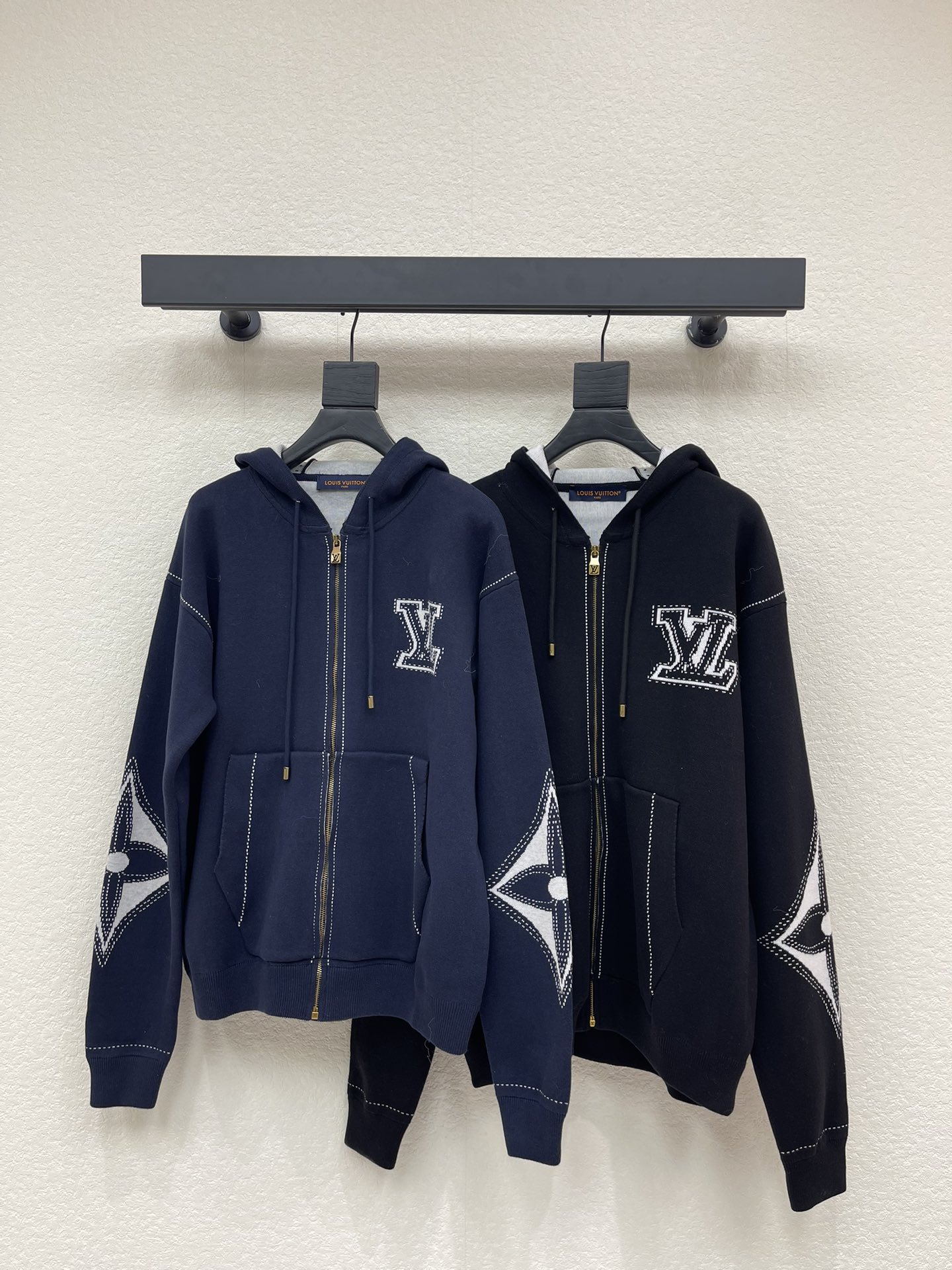 NO:622471,Louis  Vuitto*'s new four-leaf clover dotted zipper hooded knitted cardigan. It is made of high-density knitted fabric, which is soft and skin-friendly yet stiff. The inside is spliced with light gray tones. The LV letters on the cuffs and chest are presented in jacquard technology with fine stitching.  Full, with a high luxury texture; loose H-shaped cut, classic hooded silhouette suitable for daily use, metal zipper with brand's iconic hardware, topstitching design on the side/cuffs, injecting workwear-style neatness into the soft knitted fabric, revealing sophistication in relaxation!  Same style for men and women!  S-XL,,louis vuitton,louis vuitton,hats,alexander wang19860909Louis Vuitto*新款四叶草虚线拉链连帽针织开衫.采用高密度针织面料,软糯亲肤却不失挺括感,内里拼接浅灰调,袖口、胸前的LV字母以提花工艺呈现,针脚细密饱满,自带高奢质感；宽松的H型剪裁,经典连帽版型适配日常,金属拉链搭配品牌标志性五金,侧边/袖口的明线设计,为柔软针织注入工装式利落,松弛中透着精致！男女同款！S-XL,,louis vuitton,louis vuitton,hats,alexander wang,Women's clothing