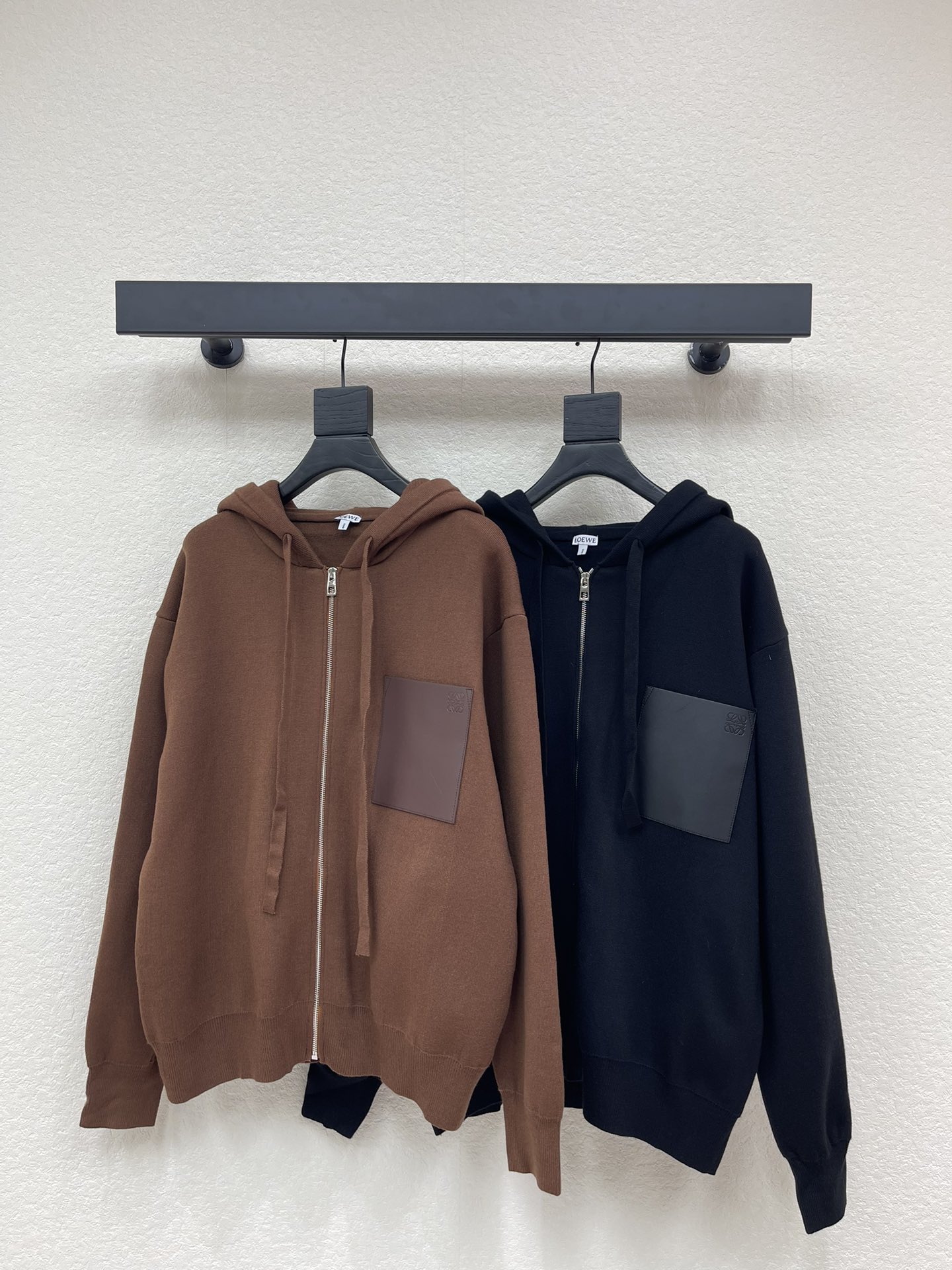 NO:622476,LOEW*'s new leather label pocket knitted zipper hooded cardigan sweatshirt is made of cotton knitted fabric. The upper body has a very three-dimensional shape. The outer layer has a very good thermal insulation effect. The leather label is made of double-layer composite imitation cowhide, and the process uses three-dimensional embossed embossing technology. The Anagram icon is embossed at high temperature. Laser positioning wiring, using electroplated No. 5 bright white zippers, electroplated engraved LOEWE brand logo on the side, and Euler electroplated teeth. Same style for men and women!  S-XL,,loewe,hoodie,sweatshirts,cowhide,hats,alexander wang19860909LOEW*新款皮标口袋针织拉链连帽开衫卫衣,采用绵针织面料,上身版型非常立体.外搭保暖效果也非常好.皮标采用双层复合仿牛皮,工艺采用立体浮雕压花工艺,高温烫压出Anagram图标.激光定位走线,采用电镀5号亮白拉链条,侧边电镀刻字LOEWE品牌标识,拉牙采用欧拉电镀牙.男女同款！S-XL,,loewe,hoodie,sweatshirts,cowhide,hats,alexander wang,Women's clothing