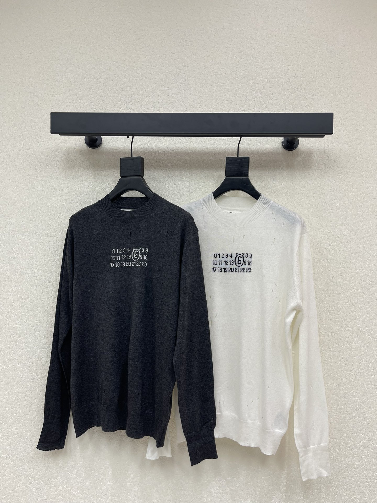 NO:622503,Maison Margiel* Maison Margiel's new MM6 hole knitted jacquard round neck pullover. Made of cotton blended knitted fabric, delicate and soft, keeping the upper body warm  The version is three-dimensional and can be matched inside and outside. The chest pattern adopts digital jacquard technology, based on high-end black and gray tones, giving it an innate sense of luxury. The chest is embellished with iconic brand numbers, outlining a fashionable silhouette engraved by time, and cleverly introducing destructive loophole elements. The cracks of time are cut out on the off-white background, and the high-end breathing is reconstructed in the incompleteness. The high-end style is interpreted with unique details, showing the beauty of luxury. The same style for men and women!  S-XL,,masion margiela,masion margiela,alexander wang19860909Maison Margiel*马吉拉新款MM6破洞针织提花圆领套头衫.采用绵混纺针织面料,细腻柔软,上身保暖 版型立体,可做内外搭配.胸前图案采用数字提花工艺,以高级的黑灰色调为基调,与生俱来的高级感.胸前饰以标志性品牌数字做点缀,勾勒出时光镌刻的时尚轮廓,巧妙引入破坏性漏洞元素.在米白底色上凿出时间的裂痕,残缺中重构高级的呼吸感,以独到细节诠释高端格调,展奢华之美.男女同款！S-XL,,masion margiela,masion margiela,alexander wang,Women's clothing