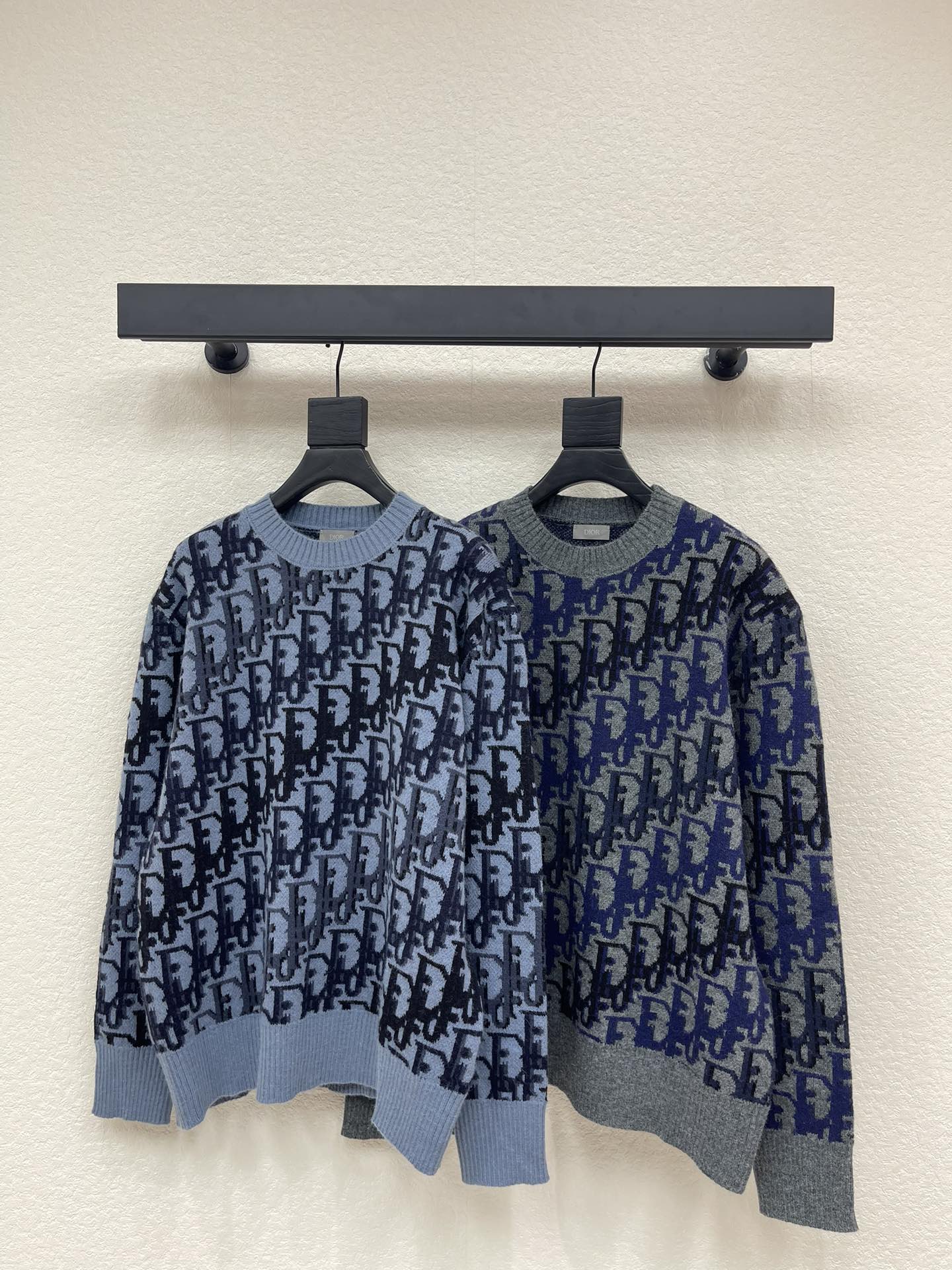 NO:622507,Dio*'s new jacquard all-over printed presbyopia knitted pullover. The fabric is soft on the upper body, not close to the body, and is very comfortable to wear outside and inside. The jacquard craftsmanship highlights Dior's classic Oblique print. It is carefully made of blue cotton knitted fabric, and the whole body is decorated with multi-color Oblique print, eye-catching, with ribbed round neck, cuffs and hem. The all-over pattern highlights the Dior temperament, and the colorful graphic style can enhance the style of all kinds of outfits. Same style for men and women!  S-XL,,dior,alexander wang19860909Dio*新款提花满印老花针织套头衫.面料上身柔顺,不贴身,外搭内穿都非常舒服.提花工艺,突显Dior 经典的 Oblique 印花.采用蓝色棉针织面料精心制作,通体饰以多色Oblique 印花,醒目吸睛,搭配罗纹圆领、袖口和底边.通体图案彰显 Dior气质,缤纷的图形风格可为各式装扮提升格调.男女同款！S-XL,,dior,alexander wang,Women's clothing