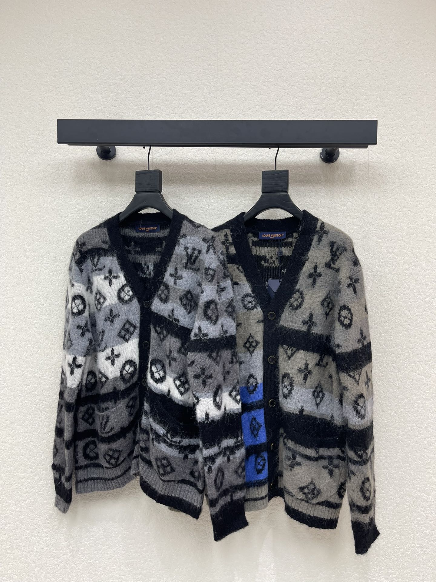 NO:622497,Louis  Vuitto*'s new presbyopic color-blocked mohair knitted cardigan. This cardigan is made of mohair blended material to create a rich texture. Various shades of gradient presbyopia are made using high-end jacquard weaving technology. Through the layered interweaving and density control of mohair yarns of different colors, the LV logo presents clear layers and transitions in the gradient color.  Natural visual effect; the dark and light contrasting colors adopt customized dyeing process, and each color has been repeatedly adjusted to ensure high color fastness and color saturation to meet the visual requirements of whitening and high-end. The full-width Monogram pattern creates a visual impact and can be paired with casual or formal trousers to show a sophisticated style. Same style for men and women!  S-XL,,louis vuitton,louis vuitton,alexander wang19860909Louis Vuitto*新款老花拼色马海毛针织开衫.本款开衫以马海毛混纺材质营造丰盈肌理,多种深浅渐变老花采用高端提花编织工艺,通过不同颜色马海毛纱线的分层交织与密度调控,让LV标识在渐变色彩中呈现出层次分明、过渡自然的视觉效果;深浅撞色采用定制级定染工艺,每一种色彩都经过反复调样,确保色牢高、色彩饱和度契合显白显高级的视觉需求.全幅Monogram图案谱写视觉冲击,搭配休闲或正装长裤,皆可展现考究风范.男女同款！S-XL,,louis vuitton,louis vuitton,alexander wang,Women's clothing