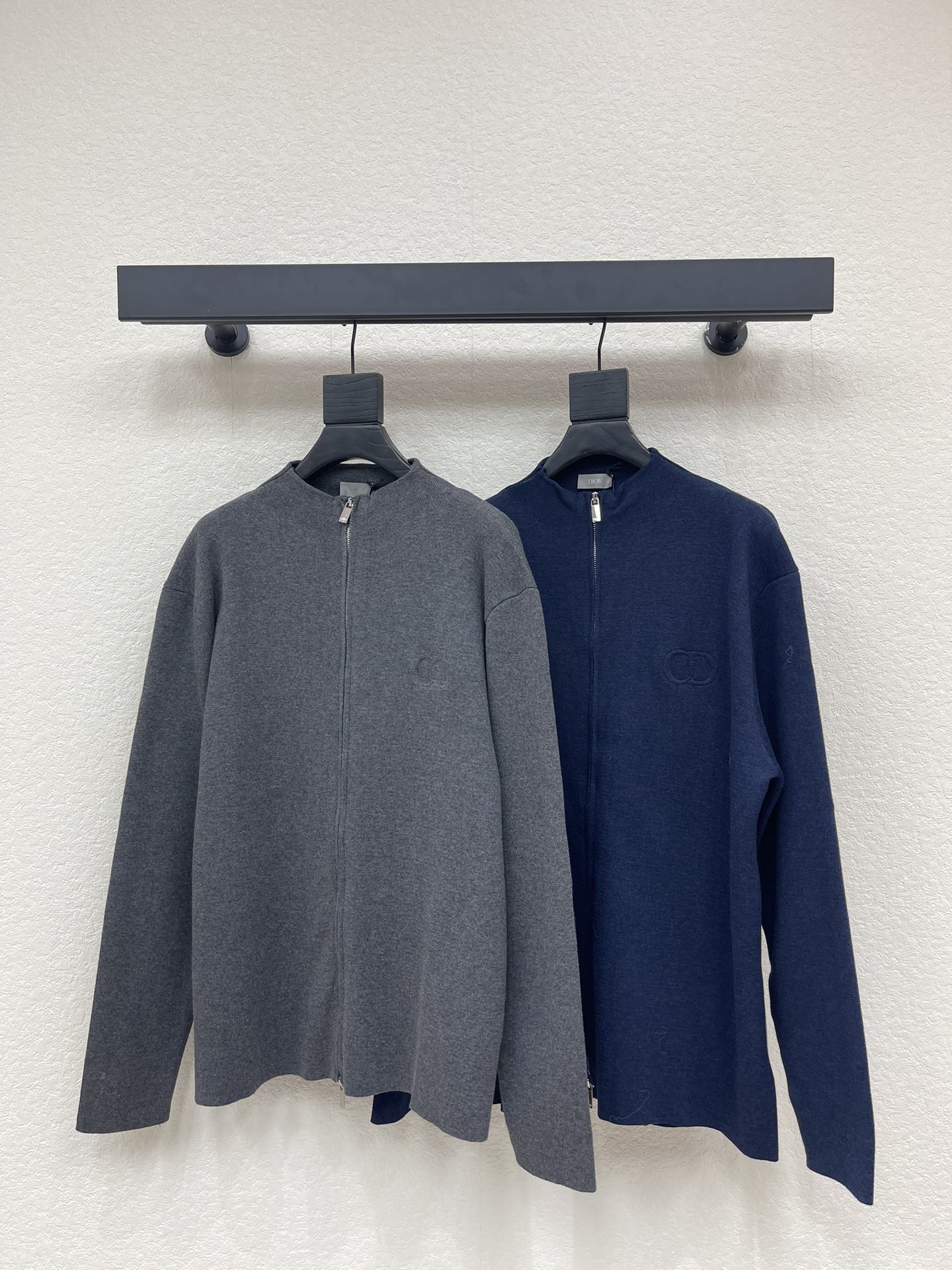 NO:622519,Dio*'s new embroidered CD logo knitted zipper cardigan. It adopts 3D three-dimensional embroidery technology and embroidered composite tape on the reverse side to present a 3D concave and convex visual sense. The zipper uses electroplated bright silver double pullers and the DIOR logo is laser engraved on the surface. This CD Icon sweater is a new interpretation of knitted items and is a model that demonstrates Dior's exquisite craftsmanship. It is carefully made of cotton knitted fabric, warm and practical, and can be worn layered with T-shirts. Same style for men and women!  S-XL,,dior,tees,t-shirt,alexander wang19860909Dio*新款刺绣CD标识针织拉链开衫.采用3D立体刺绣工艺,反面刺绣复合贴胶,呈现出3D凹凸视觉感.拉链采用电镀亮白银双拉头,面上激光刻字DIOR标识.这款CD Icon 针织衫全新演绎针织单品,是彰显Dior 精湛工艺的典范之作.采用棉针织面料精心制作,保暖实用,可与T恤叠搭穿着.男女同款！S-XL,,dior,tees，t-shirt,alexander wang,Women's clothing