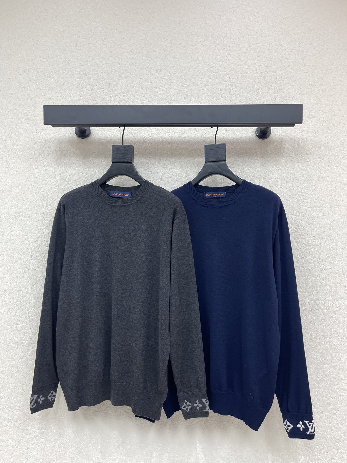 NO:622513,Louis Vuitto's latest new cuff jacquard knitted crew neck sweater. The upper body of the fabric is soft and comfortable, and the three-dimensional shape can be worn outside or used as a base layer. The fabric is washed frequently to fix the shape and color. The jacquard craftsmanship, rib knitted cuffs incorporate Monogram elements, and is suitable for matching with various styles. The same style for men and women!  S-XL,,louis vuitton,sweaters,alexander wang19860909Louis Vuitto*新款袖口提花针织圆领毛衣.面料上身柔软舒适,版型立体有型可外穿或做打底.面料经常洗水已固定版型与固色.提花工艺,罗纹针织袖口融入 Monogram元素,与各式造型搭配皆宜.男女同款！S-XL,,louis vuitton,sweaters,alexander wang,Women's clothing