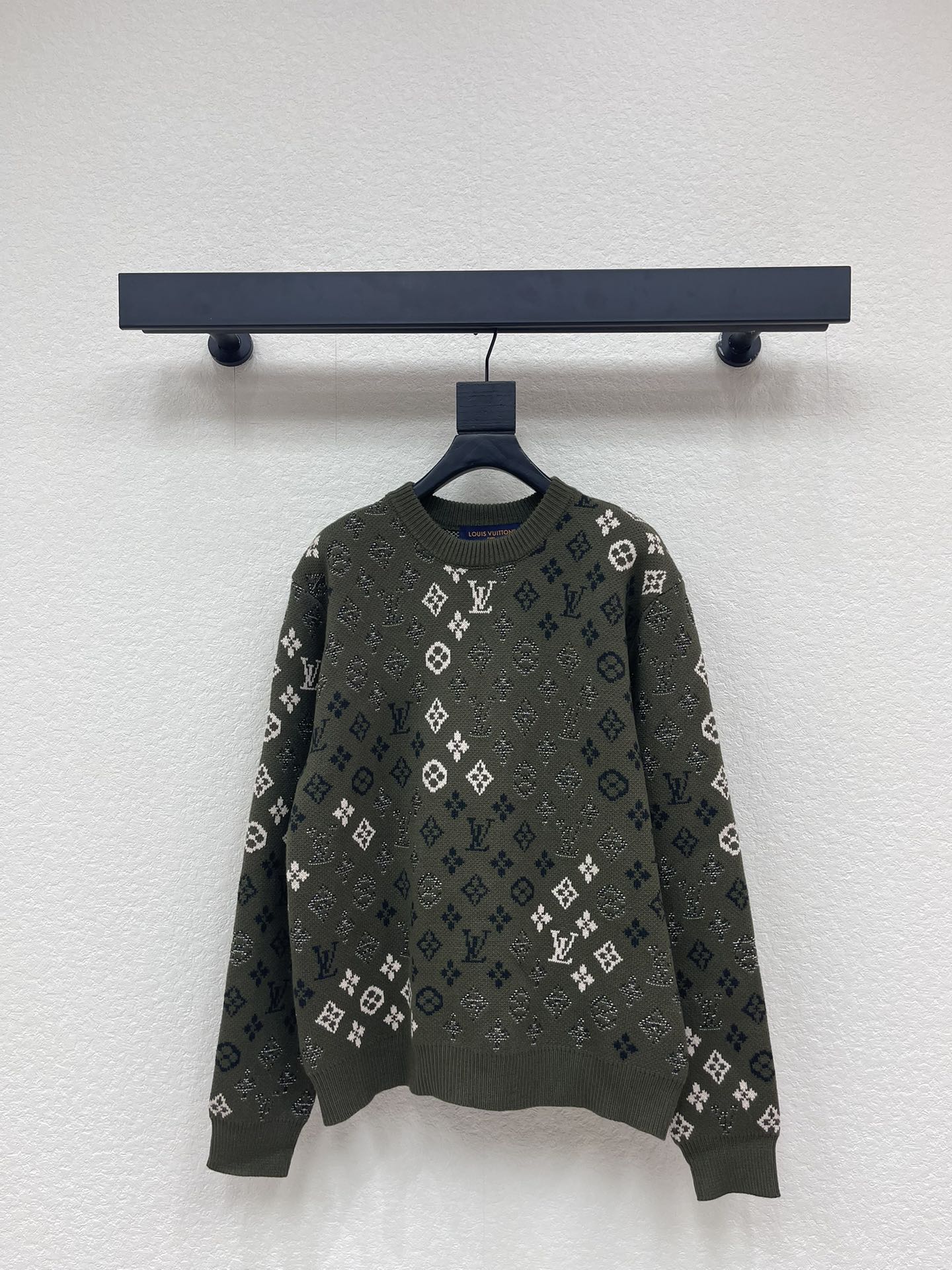 NO:622485,Louis Vuitto's latest presbyopic camouflage jacquard logo knitted pullover. Made of cotton blended knitted fabric, soft and warm, super comfortable to wear in autumn and winter!  The full-width Monogram Surplus jacquard echoes the camouflage image, and the solid base fabric is embellished with mottled logo patterns. The round neck design is simple and versatile, and it is stylish whether worn alone or layered. Inspired by the British forest style, it is low-key and luxurious, and can be easily managed for commuting and leisure. It is fashionable and practical, can be easily layered, and can be integrated into various winter styles. The same style for men and women!  S-XL,,louis vuitton,alexander wang19860909Louis Vuitto*新款老花迷彩提花标识针织套头衫.采用棉混纺针织面料,柔软保暖,秋冬穿超舒服！以全幅Monogram Surplus提花呼应迷彩意象,沉稳底布上点缀斑驳标识图案.圆领设计简约百搭,无论单穿还是叠搭都很有范儿.灵感源自英伦森林格调,低调奢华,通勤休闲都能轻松驾驭,时髦又实用,可轻松叠穿,融入各式冬日造型.男女同款！S-XL,,louis vuitton,alexander wang,Women's clothing