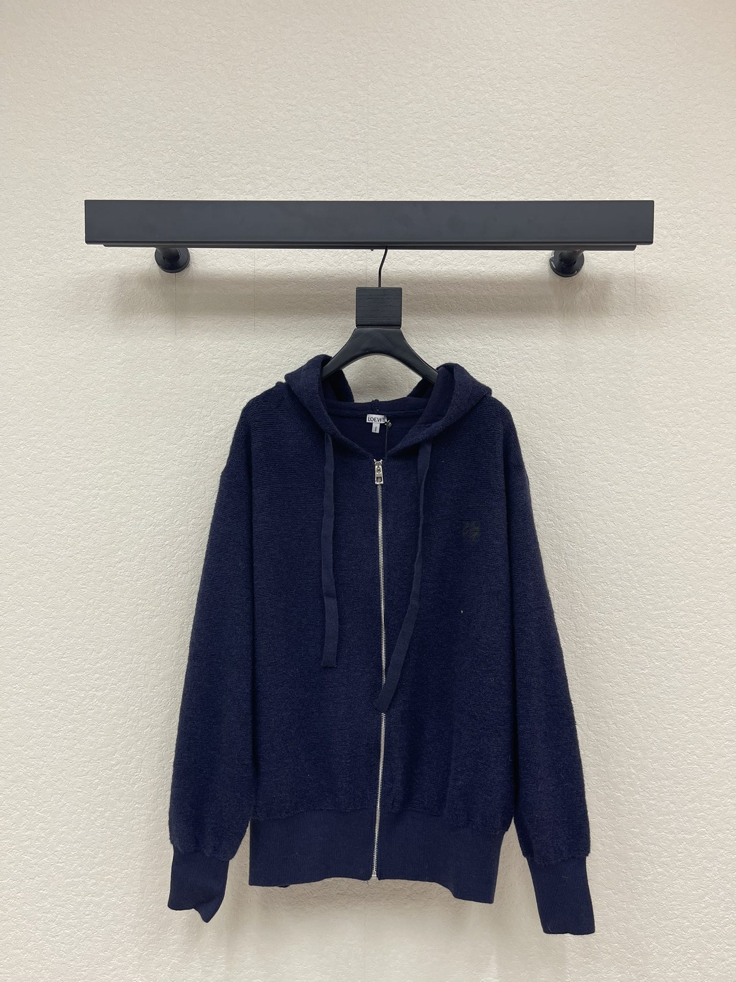 NO:622491,Loew*'s new logo embroidered wool loop knitted zipper jacket. Made of cotton blended knitted fabric, the upper body has a strong three-dimensional effect, the fabric is soft and comfortable, and it is very suitable for base layering and outer wear. It is made of electroplated metal bright silver, and the LOEWE logo is laser engraved on the side of the puller. The embroidery is flat embroidery, and the embroidery is embellished with Anagram embroidery. It presents a classic and low-key style. Same style for men and women!  S-XL A,,loewe,jackets & coats,gold plating,alexander wang19860909Loew*新款徽标刺绣羊毛圈针织拉链外套.采用绵混纺针织面料,上身效果立体感强,面料柔软舒适,非常适合打底和外搭的一款.采用电镀金属亮白银,拉头侧边激光刻字LOEWE标识logo.刺绣采用平面刺绣,刺绣以Anagram刺绣为点缀.呈现出款式的经典与低调风格.男女同款！S-XL A,,loewe,jackets & coats,gold plating,alexander wang,Women's clothing