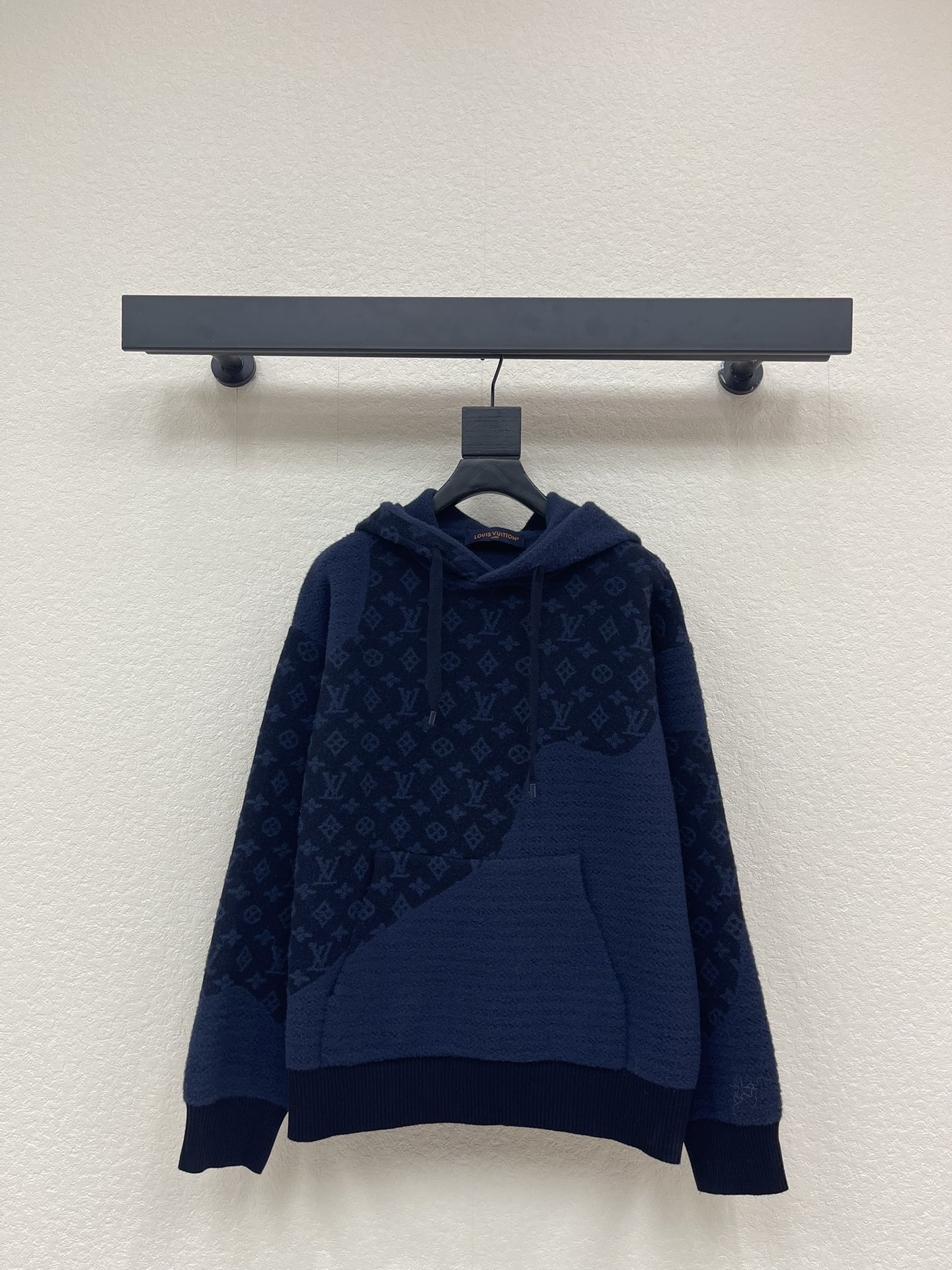 NO:622479,LOUIS  VUITTO's latest jacquard logo knitted hooded sweatshirt. It is made of cotton blended knitted fabric, which is soft to the touch and has good warmth retention. The hood design is equipped with a drawstring adjustment, which can flexibly adjust the shape of the hat. The whole body of the garment shows the brand's classic Monogram pattern, which is made through multi-color jacquard knitting technology, and the pattern texture is three-dimensional.  It is also rich in layers, with kangaroo pockets on the body, which is practical and design-friendly; the ribs on the cuffs and hem are made of high-elastic knitting technology to ensure fit and resilience. The overall cut is an oversize silhouette, and the fabric is comfortable and soft. It can be matched with the same style to create a fashionable look, and can be used in various occasions. It is the same style for men and women!  S-XL,,louis vuitton,versace,hoodie,sweatshirts,hats,alexander wang19860909LOUIS VUITTO*新款提花标识针织连帽卫衣.采用棉混纺针织面料,触感柔软且保暖性佳.连帽设计搭配抽绳调节,可灵活调整帽型；衣身满幅呈现品牌经典Monogram图案,通过多色提花针织工艺打造,图案纹理立体且富有层次,衣身设袋鼠口袋,实用且具设计感；袖口与下摆的罗纹采用高弹针织工艺,保证穿着贴合度与回弹性.整体剪裁为oversize廓形,面料舒适柔软,能与同款搭配营造时尚造型,驾驭各种场合,男女同款！S-XL,,louis vuitton,versace,hoodie,sweatshirts,hats,alexander wang,Women's clothing