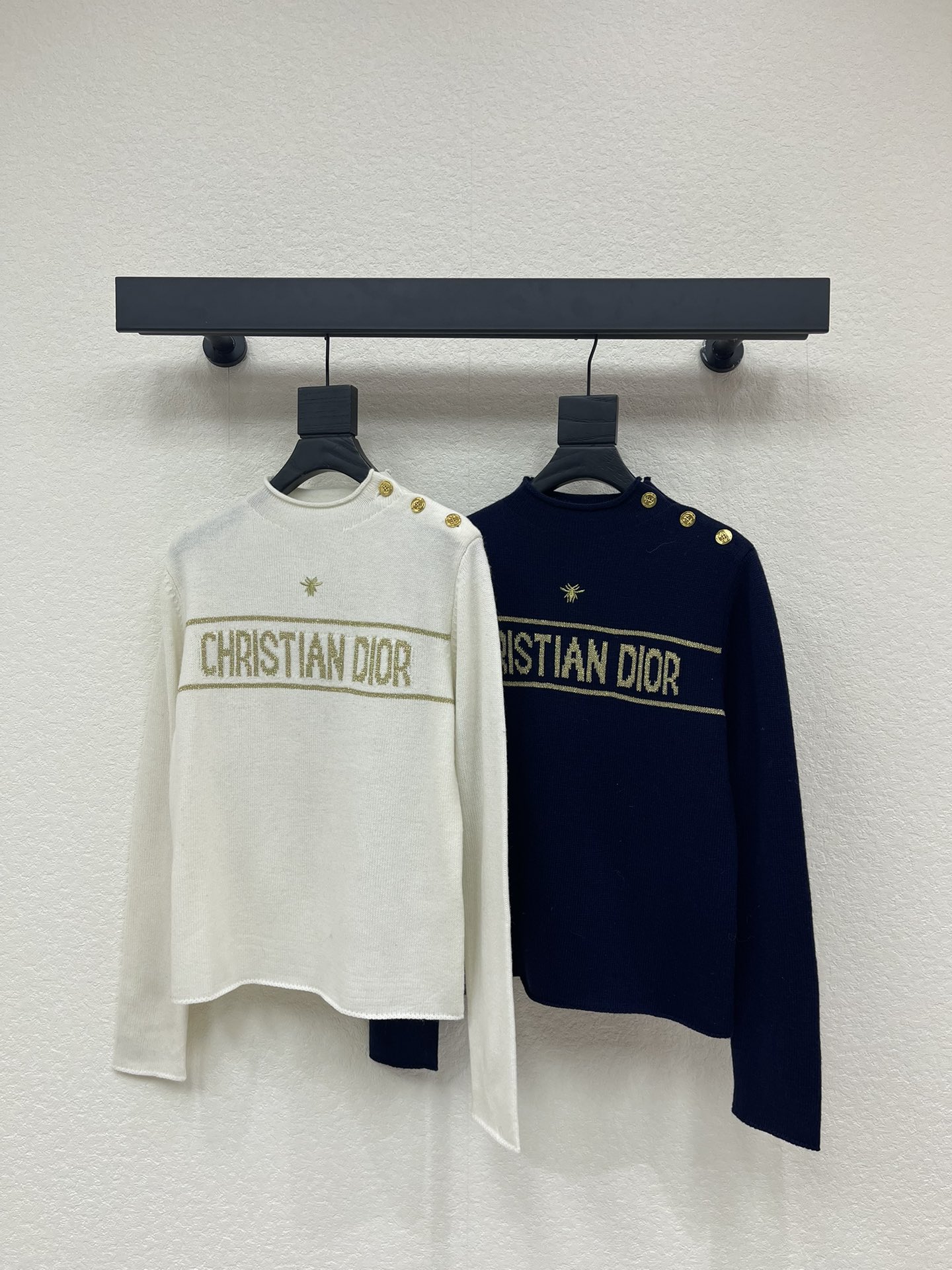 NO:610723,Dio*25 new contrast color round neck knitted long-sleeved sweater for autumn and winter!  Customized wool blend needle material, soft and comfortable texture, whole body crossbar gold letter logo bee embroidery design, custom hardware shoulder buckle decoration, elegant temperament and age-reducing girlish style!  The regular version is not picky, a must-have item for white, rich and beautiful women!  SML,,dior,sweaters,alexander wang19860909Dio*25秋冬新款撞色圆领针织长袖毛衣！定制羊毛混纺针材质 质感柔软舒适 通体横杆金线字母logo蜜蜂刺绣设计 定制五金肩扣装饰 气质优雅减龄少女风！常规版型不挑人 白富美必入单品！SML,,dior,sweaters,alexander wang,Women's clothing