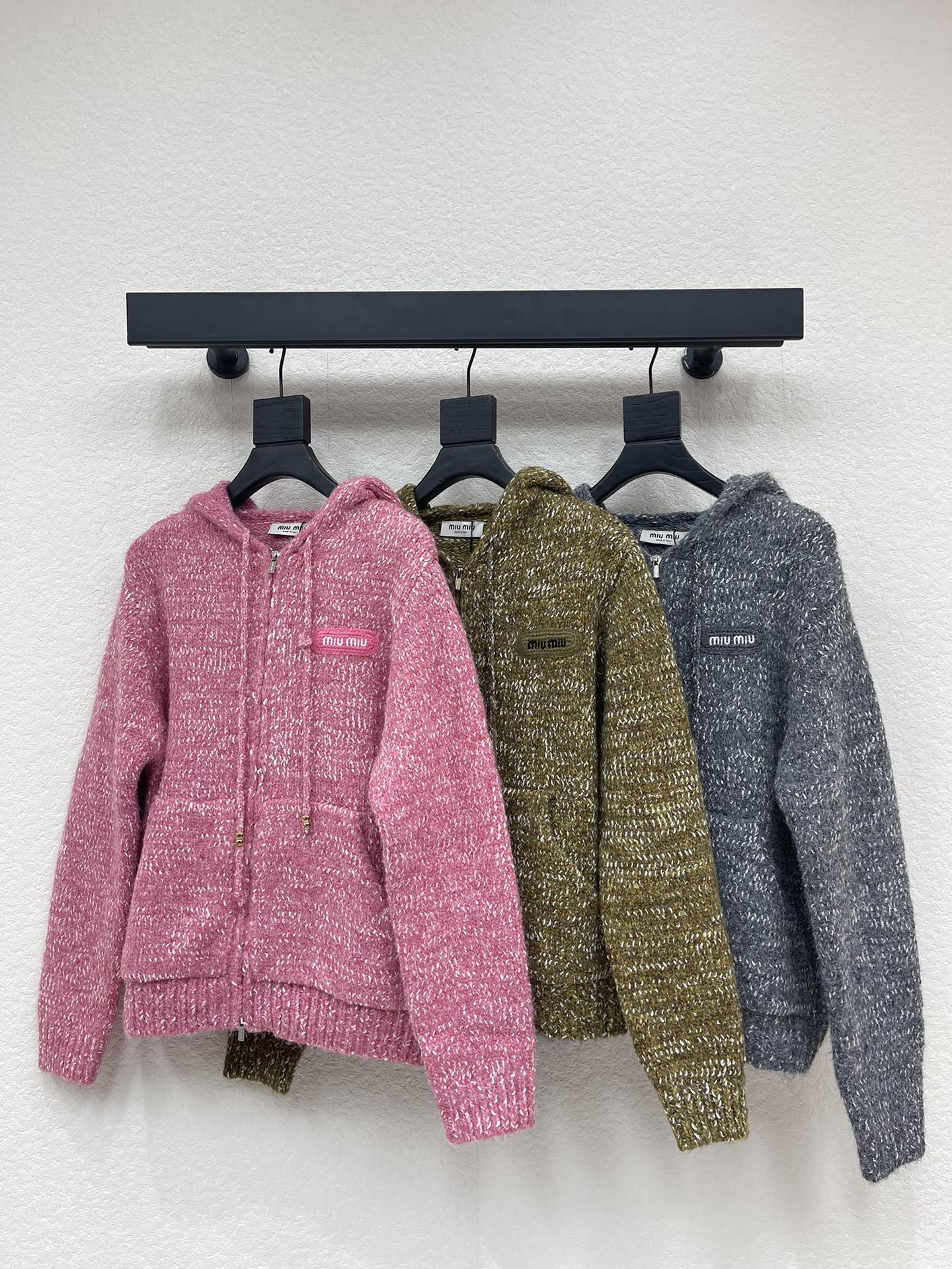 NO:610719,Miumi*25 new autumn and winter hooded snowflake dot knitted cardigan. Customized YB wool yarn weaving, delicate, soft and full of elasticity  , Exquisite hooded zipper cardigan style, the whole body is crocheted with fine texture, two-color snowflake dots are staggered, pitted elastic thread binding, visually narrowing to wrap the body, symmetrical distribution of diagonal pockets on the waist and abdomen, with three-dimensional letter logo on the chest, perfect details, basic style with warm thickness, strong retro college style, seasonal wear, fashionable and age-reducing, casual daily use. SML,, miumiu, hats, alexander wang19860909Miumi*25秋冬新款连帽雪花彩点针织开衫.定制YB羊毛纱线织造,细腻柔软,弹力十足 ,精致连帽拉链开衫版型,通体以细腻纹理钩织,两色雪花点状交错分布,坑条弹力螺纹包边,视觉收窄包裹身躯,腰腹斜插兜对称分布,搭配胸口立体字母徽标,细节满分,基础款式配合保暖厚度,复古学院风格强烈,换季穿搭,时髦减龄,日常随意驾驭.SML,,miumiu,hats,alexander wang,Women's clothing