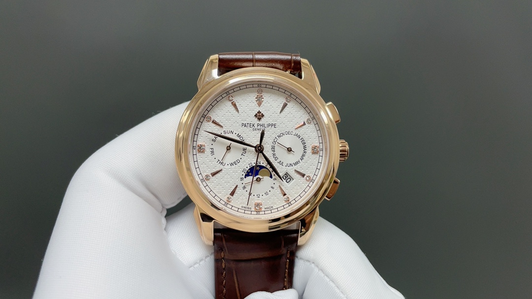 NO:727278,The highest version of the Patek Philippe complication chronograph series is on the market. PatekPhilippe’s noble work of art!  Exclusive text plus high-end inner shadow logo, matched with imported multi-function movement (0 repair) function (24 hours, day of the week, stars, month) imported 316 stainless steel, using 18k quality furnace vacuum plating!  Paired with Italian imported calfskin!  Original folding buckle!  Size 42mm. Wear-resistant and scratch-resistant sapphire glass!  Super waterproof to 50 meters!  Simple but not simple!  You can never own a Patek Philippe, you are just keeping it for your descendants. (Serious promise: The physical product has a better luster and a more exquisite feel. The dial scale is lifelike. The craftsmanship of the case and cover are all master-level light body inspections. In addition, the high-tech forging of new era machines is shocking and noble. You deserve it! Please look for exclusive quality, patek philippe, cowhide19860909最高版本款百达翡丽复杂功能计时系列上市 PatekPhilippe 贵族的艺术品！独家字面加高档内影logo,搭配进口多功能机芯（0返修）功能（24小时,星期,星辰,月份）进口316精钢,采用18k品质炉内真空电镀！搭配意大利进口小牛皮！原装折叠扣！尺寸42mm.耐磨防刮蓝宝石玻璃！超强防水50米！简约而不简单！你永远无法拥有一块百达翡丽,你只是在替你的后代保管他. ( 慎重承诺 产品实物光泽手感更佳精湛 字盘刻度栩栩如生 壳套工艺都是宗师级别轻身检验 加上新时代机器高技锻造 上手震撼尊贵非凡.你值得拥有！请认准独家品质,,patek philippe,cowhide,Watch