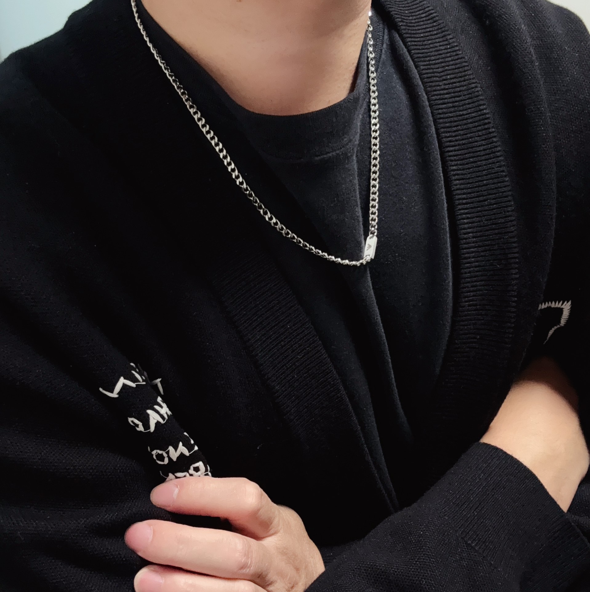 NO:604413,Armani's new brand matte long necklace really appeals to my aesthetics. It's not the kind that's very gentle and mature, but the kind that looks very refined, very fashionable, very high-end, and it has Armani's Iogo on it. I love it. It's a very special unisex couple's model for men and women, jewelry boutique, armani, armani, necklace19860909阿玛尼Armani新品牌牌哑光长款项链真的挑到我的审美上了,不是那种很温柔,很成熟的是那种一看上去显的人很精致,很时尚,很高档而且上面都有阿玛尼的Iogo爱了非常特别的一款男女中性情侣款,饰品精品,armani,armani,necklace,Jewelry