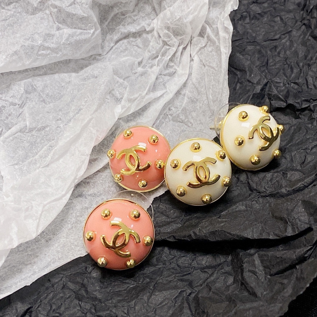 NO:604423,Chanel Xiaoxiang Double C simple cream white and pink earrings. This earring is really super beautiful. It looks simple in design, but the wearing effect is amazing. Even with small earlobes like mine, it is okzp. The upper ear is made of brass and is super elegant. Boutique jewelry, chanel, earrings19860909Chanel 小香双C简约奶油白、粉色耳钉这款耳环真的超级美看着设计简单但是佩戴效果好看到爆就连我这种小耳垂的也很okzp黄铜材质 上耳超气质优雅,饰品精品,chanel,earrings,Jewelry
