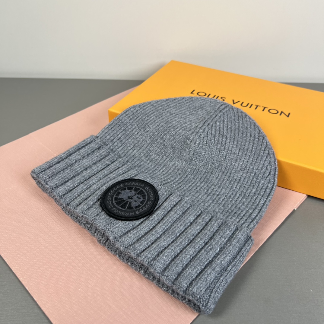 NO:617514,Comes with dust bag Canada Goose. The latest wool knitted hat from the official website of CANADA GOOSE, a replica of the original one from the official website. Very soft and skin-friendly, and very elastic!  Textured and very versatile style~ Warm woolen hat, one size fits all and elastic~ Unisex, can be worn by any head size. I really recommend hats, fisherman hats, baseball caps, knitted hats, hats, espadrilles, hats19860909配防尘袋 加拿大鹅.CANADA GOOSE 官网最新羊毛针织帽,官网原单复刻.非常柔软亲肤,弹性很好！有质感又非常百搭的款式~保暖的毛线帽,均码有弹性~男女通用,任何头围都可以佩戴.真心推荐帽子渔夫帽棒球帽针织帽,帽子,espadrilles,hats,hat