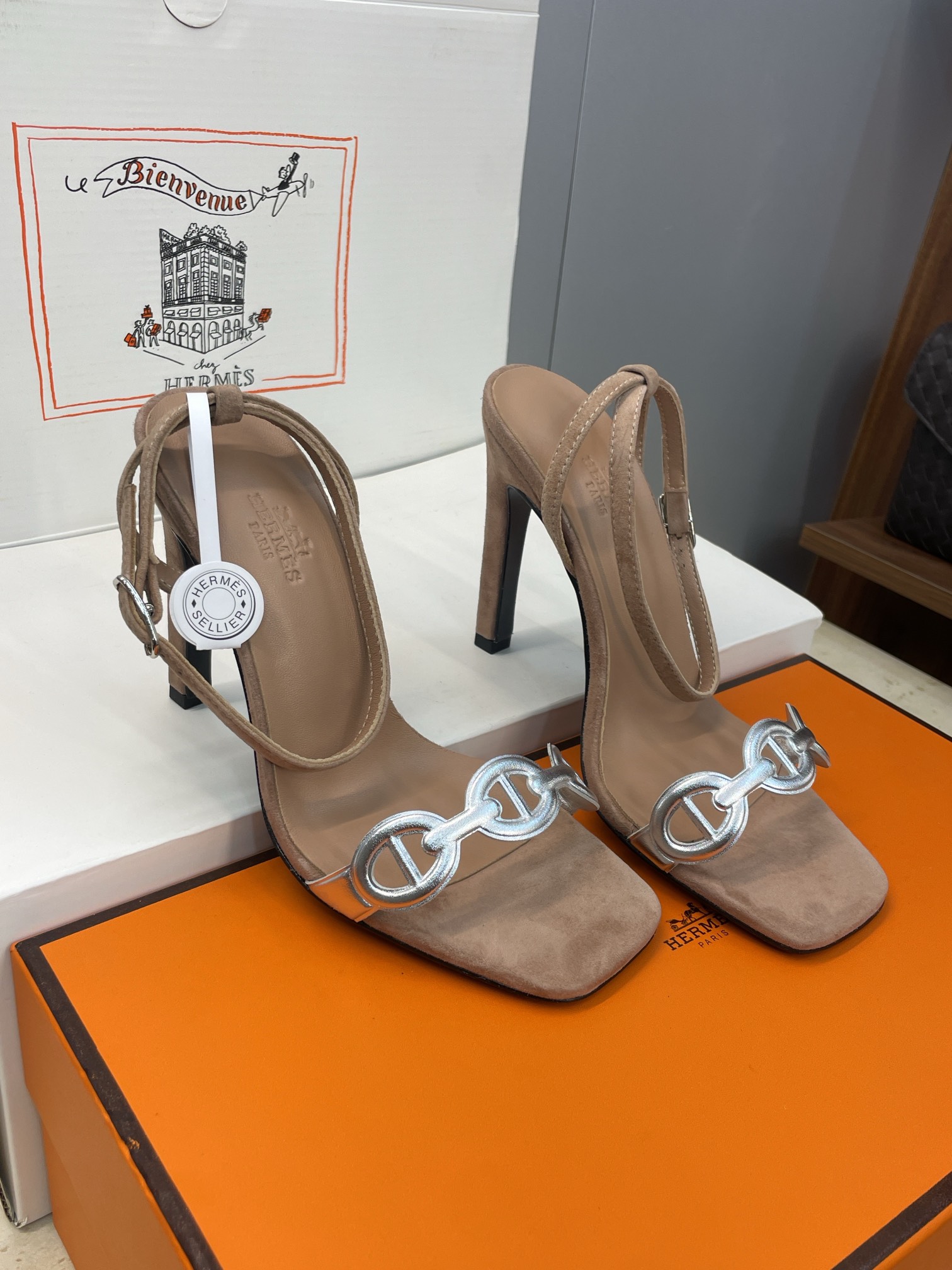 NO:616915,(With a complete set of airplane cases) Guan-made purchasing agent Hermes 2025 spring and summer new style Luz pig nose chain open-toe women's shoes H family letter logo hardware buckle high-heeled square toe back sandals Material upper imported metal cowhide/imported sheepskin + water-dyed cowhide lining + Italian leather outsole Heel height: 10.5CM Size:  34-43 (34.40.41.42.43 customization is not returnable), high heels sandals, hermes, hermes, sandals, high heels, cowhide, sheep, Leather soles19860909(配全套飞机盒) 莞产 代购级 爱马仕 Hermes 2025春夏新款 Luz 猪鼻子链条露趾女鞋 H家字母logo五金扣高跟方头后空凉鞋 材质鞋面进口金属牛皮/进口羊猄皮+水染牛皮内里+意大利真皮大底 跟高:10.5CM Size: 34-43（34.40.41.42.43定制不退换）,高跟鞋凉鞋,hermes,hermes,sandals,high heels,cowhide,sheep,Leather soles,Women's Shoes