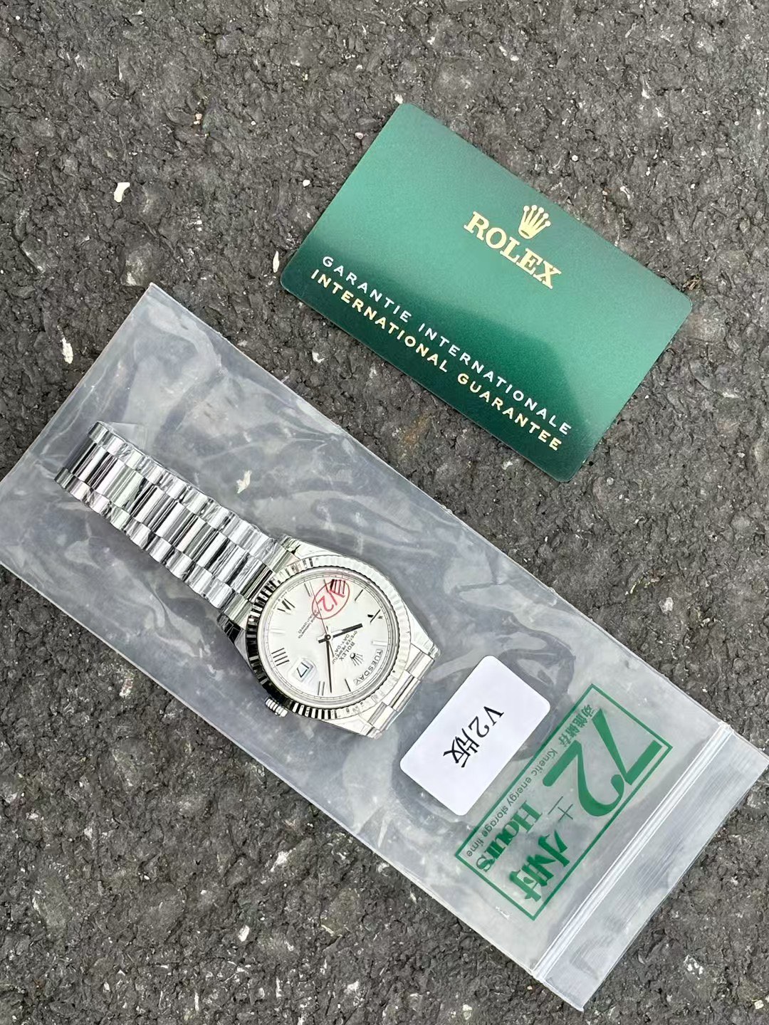 NO:602186,King bomb!  VS (182g weighted version) DD The weighted version without changing any size is here!  1. Dandong integrated movement (bloodline day calendar) 72 hours of power storage (non-SH bloodline patchwork) Dandong movement is stable and almost 0 renovations 2. Case and strap VS DD purchased the original version for development. The strap and case are the only version in the market that is slightly yellow (non-market cold white). 3. The dial is close to the original 90 effect. The sun pattern is clear and delicate, and the luster is strong like velvet (non-market grainy sand white spots, no texture)  4 The belt sections are integrated and have no gaps, which is the same as the original version (25 knots). There are obvious gaps in the non-market steel belt with tungsten alloy. Add a few more belt segments to achieve the weight. 5 Thickness VS is the same as the original version 12.1MM. The method of not thickening the size of the bottom cover for the sake of counterweight. VS always maintains a consistent appearance of the counterweight. Thickening the bottom cover 12.7 to achieve the weight. Counterweights that do not change any size are called real counterweights!  ,19860909王炸！VS（182 克 配重版）DD 不改变任何尺寸的 配重版 来了！ 1丹东一体机心（ 血统星期日历）72小时动力储能（非SH 血统东拼西凑） 丹东机芯稳定 几乎0翻修 2表壳表带VS DD 购入原版开发.表带表壳市场独家唯一对版呈微黄色（非市场冷白色） 3表盘已接近原版90效果.太阳纹清晰细腻光泽感强像丝绒感（非市场颗粒砂白点,没有质感） 4带节一体成型带节没有缝隙与原版一致25节）非市场钢带里塞钨合金 有明显缝隙.为达重量加多几节带节. 5厚度VS 与原版一致12.1MM 不为了配重而加厚底盖尺寸的做法.VS 始终保持外观一致的配重.为达重量加厚底盖12.7 不改变任何尺寸的配重才叫真正意义的配重！,,Watch