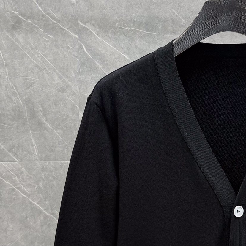 THOM BROWNE 汤姆布朗 TB色织棉开衫有口袋 卫衣材质情侣款开衫\n码数：00-6 颜色：浅灰