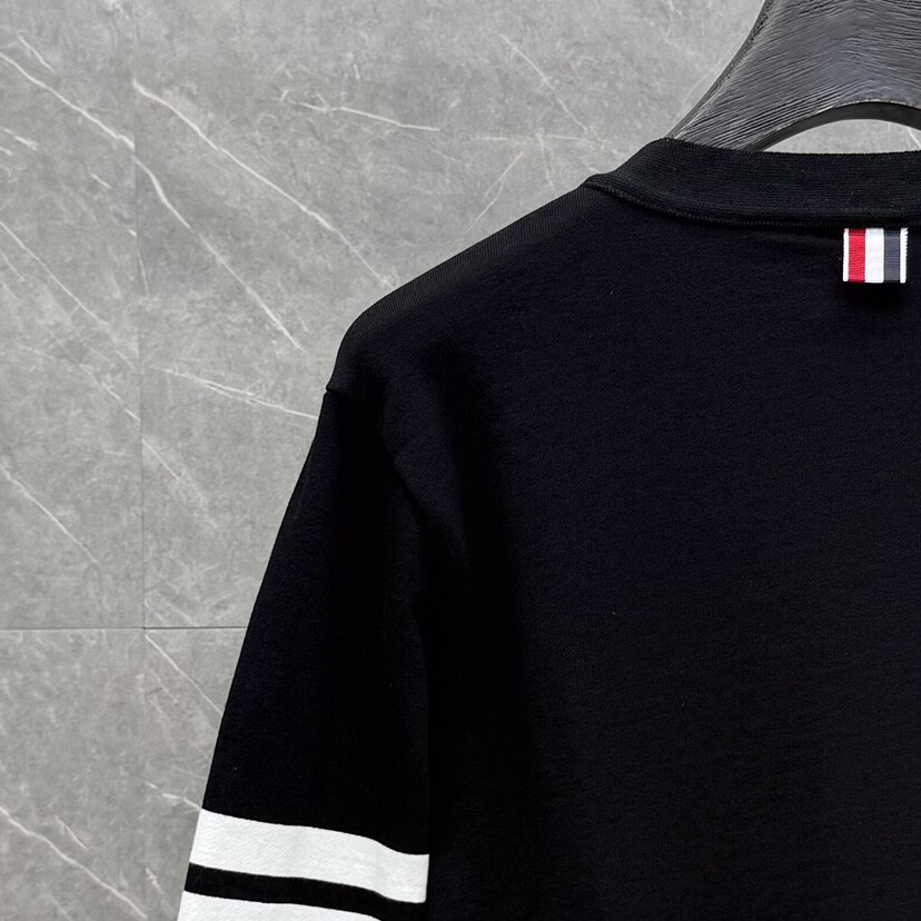 THOM BROWNE 汤姆布朗 TB色织棉开衫有口袋 卫衣材质情侣款开衫\n码数：00-6 颜色：浅灰