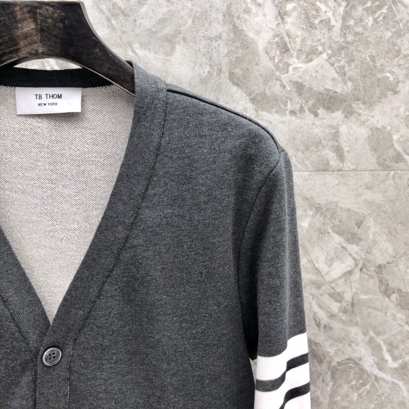 THOM BROWNE 汤姆布朗 TB色织棉开衫有口袋 卫衣材质情侣款开衫\n码数：00-6 颜色：浅灰
