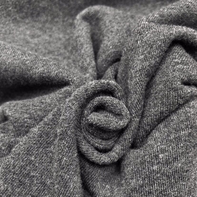 THOM BROWNE 汤姆布朗 TB色织棉开衫有口袋 卫衣材质情侣款开衫\n码数：00-6 颜色：浅灰