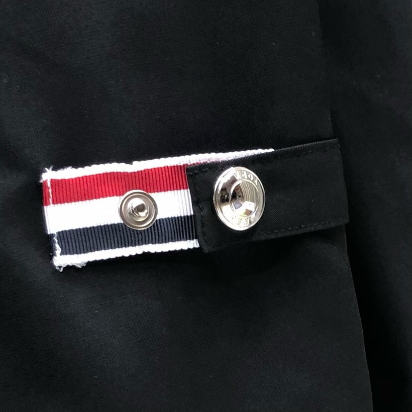 THOM BROWNE 汤姆布朗 TB百搭双侧织带双层休闲夹克外套，翻领夹克外套\n码数：1-4 颜色：