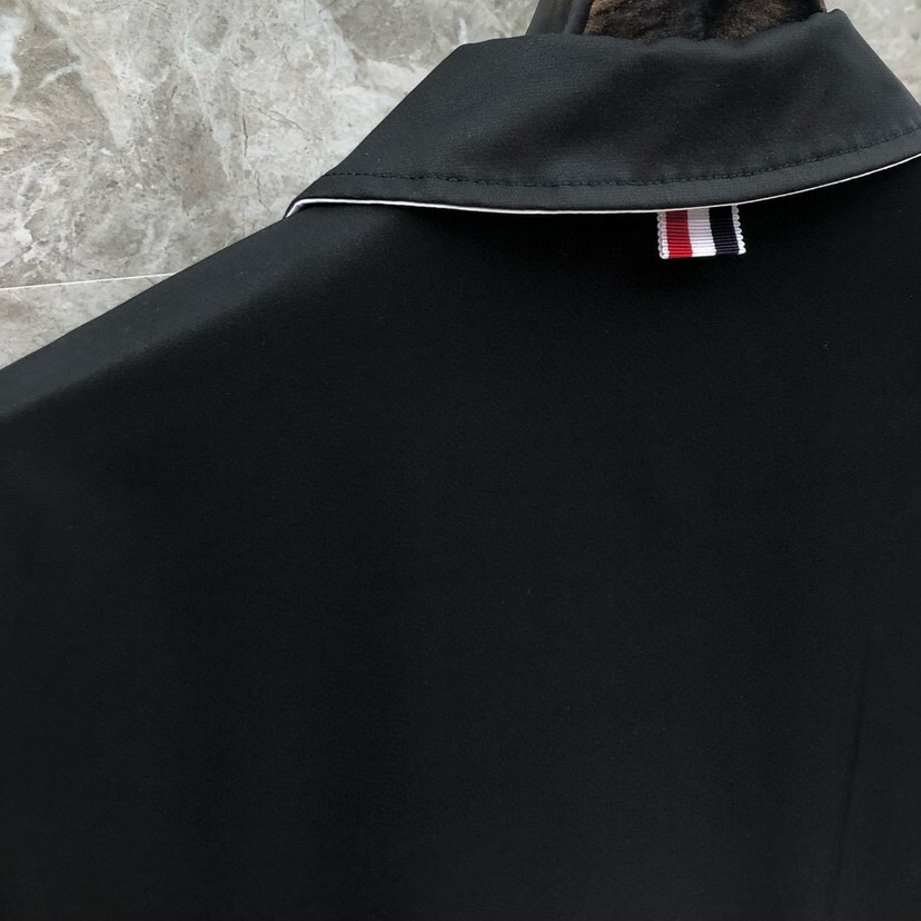 THOM BROWNE 汤姆布朗 TB百搭双侧织带双层休闲夹克外套，翻领夹克外套\n码数：1-4 颜色：