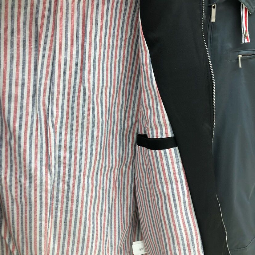 THOM BROWNE 汤姆布朗 TB百搭双侧织带双层休闲夹克外套，翻领夹克外套\n码数：1-4 颜色：