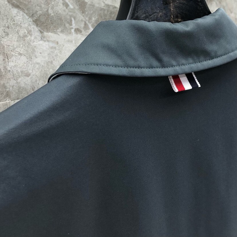 THOM BROWNE 汤姆布朗 TB百搭双侧织带双层休闲夹克外套，翻领夹克外套\n码数：1-4 颜色：