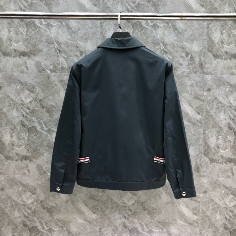 THOM BROWNE 汤姆布朗 TB百搭双侧织带双层休闲夹克外套，翻领夹克外套\n码数：1-4 颜色：