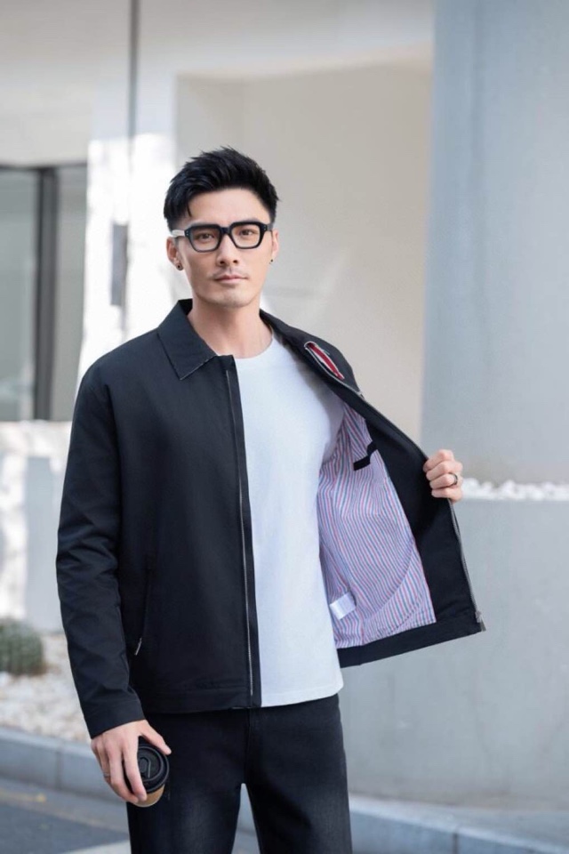 THOM BROWNE 汤姆布朗 TB百搭双侧织带双层休闲夹克外套，翻领夹克外套\n码数：1-4 颜色：