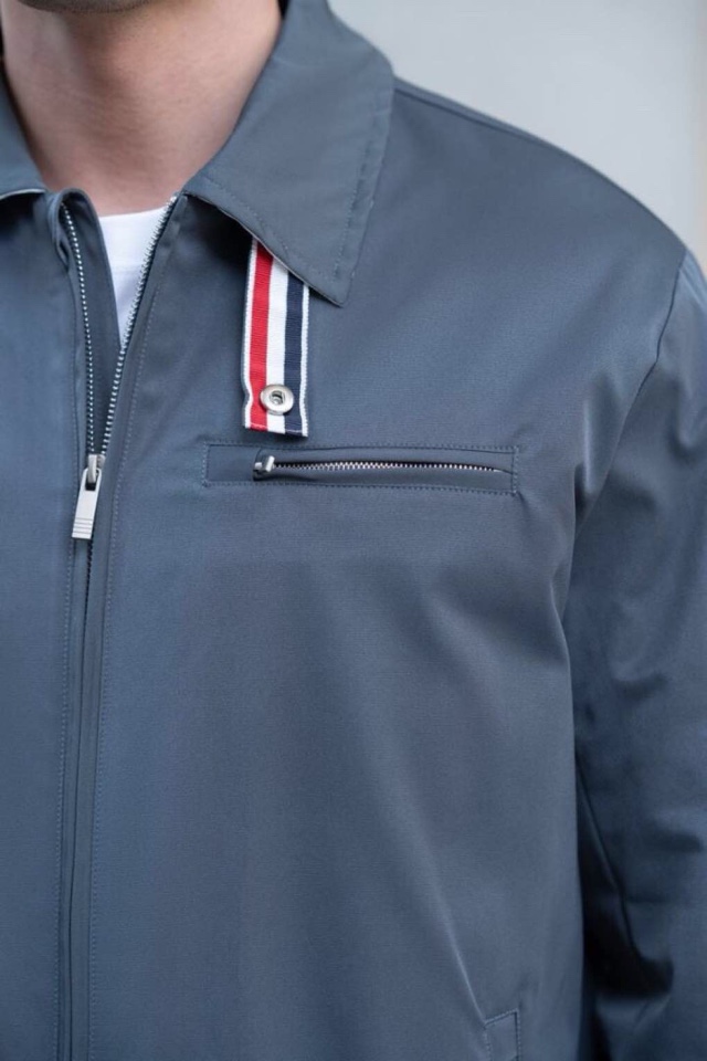 THOM BROWNE 汤姆布朗 TB百搭双侧织带双层休闲夹克外套，翻领夹克外套\n码数：1-4 颜色：