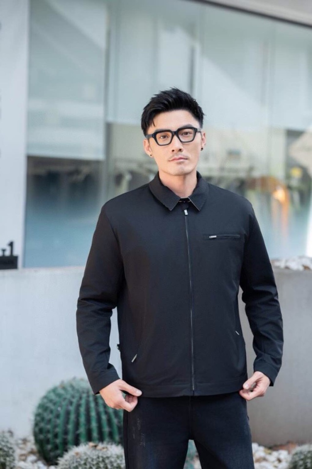 THOM BROWNE 汤姆布朗 TB百搭双侧织带双层休闲夹克外套，翻领夹克外套\n码数：1-4 颜色：