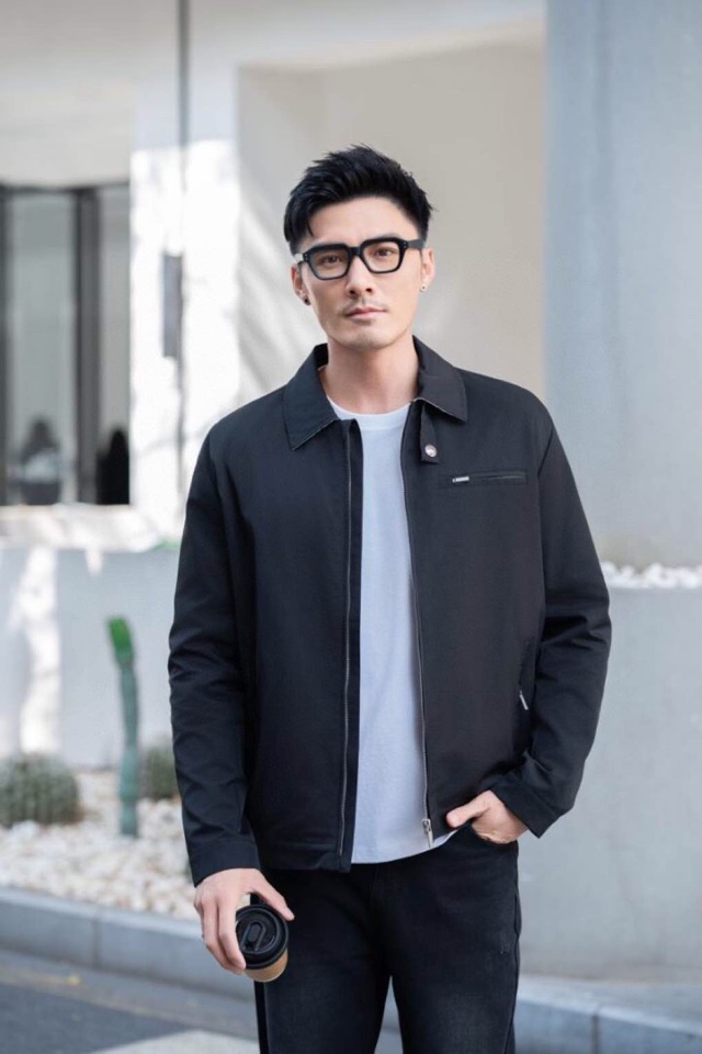 THOM BROWNE 汤姆布朗 TB百搭双侧织带双层休闲夹克外套，翻领夹克外套\n码数：1-4 颜色：