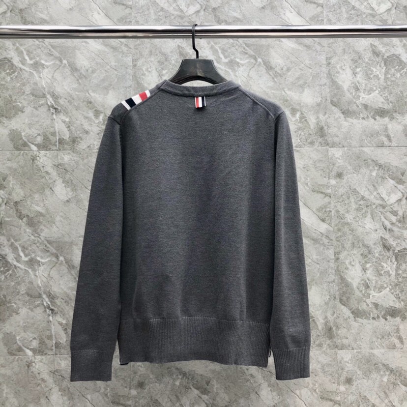 THOM BROWNE 汤姆布朗 TB左肩织带圆领毛衣 \n颜色：灰色、藏青色 码数：1-4\n（下单请